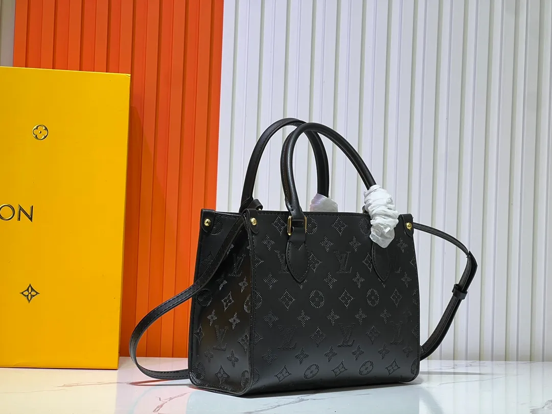 Batch 260💰Upgraded from the original M12465 M12775 M45659 M45607 MM45595 M46531 M45495 This Monogram Ink series OnTheGo medium handbag has a matte texture of smooth cow leather, and the rivet tabs on the corners pay tribute to the brand's classic hard box design. The neat interior has a large zipper pocket for storing banknotes and receipts. Dimensions: 25 x 19x 11 cm (length x height x width)