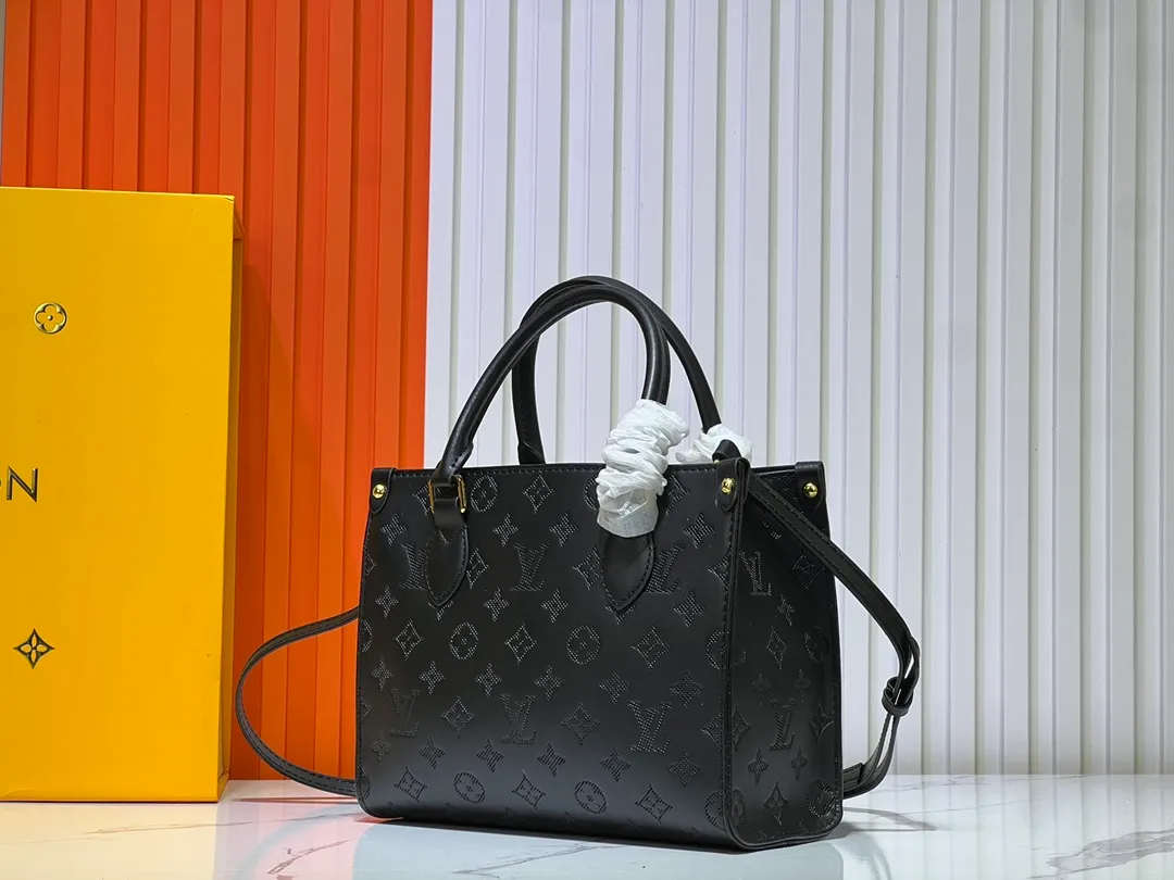Batch 260💰Upgraded from the original M12465 M12775 M45659 M45607 MM45595 M46531 M45495 This Monogram Ink series OnTheGo medium handbag has a matte texture of smooth cow leather, and the rivet tabs on the corners pay tribute to the brand's classic hard box design. The neat interior has a large zipper pocket for storing banknotes and receipts. Dimensions: 25 x 19x 11 cm (length x height x width)