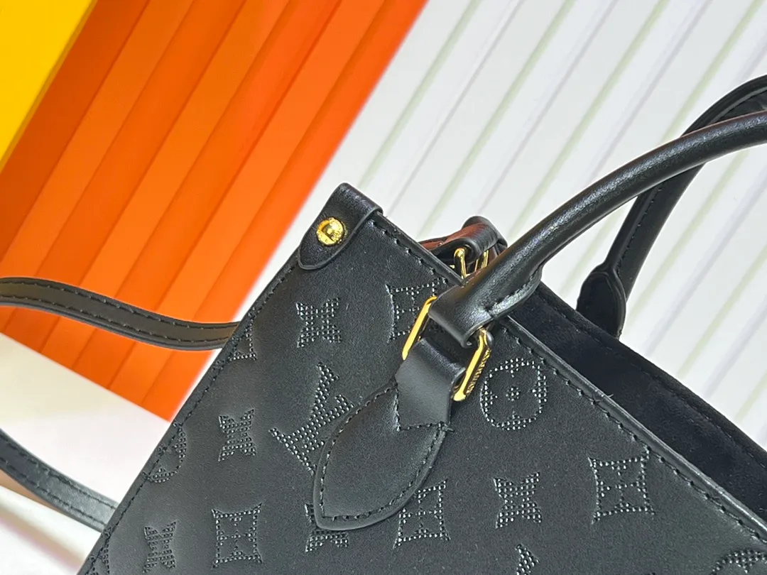 Batch 260💰Upgraded from the original M12465 M12775 M45659 M45607 MM45595 M46531 M45495 This Monogram Ink series OnTheGo medium handbag has a matte texture of smooth cow leather, and the rivet tabs on the corners pay tribute to the brand's classic hard box design. The neat interior has a large zipper pocket for storing banknotes and receipts. Dimensions: 25 x 19x 11 cm (length x height x width)