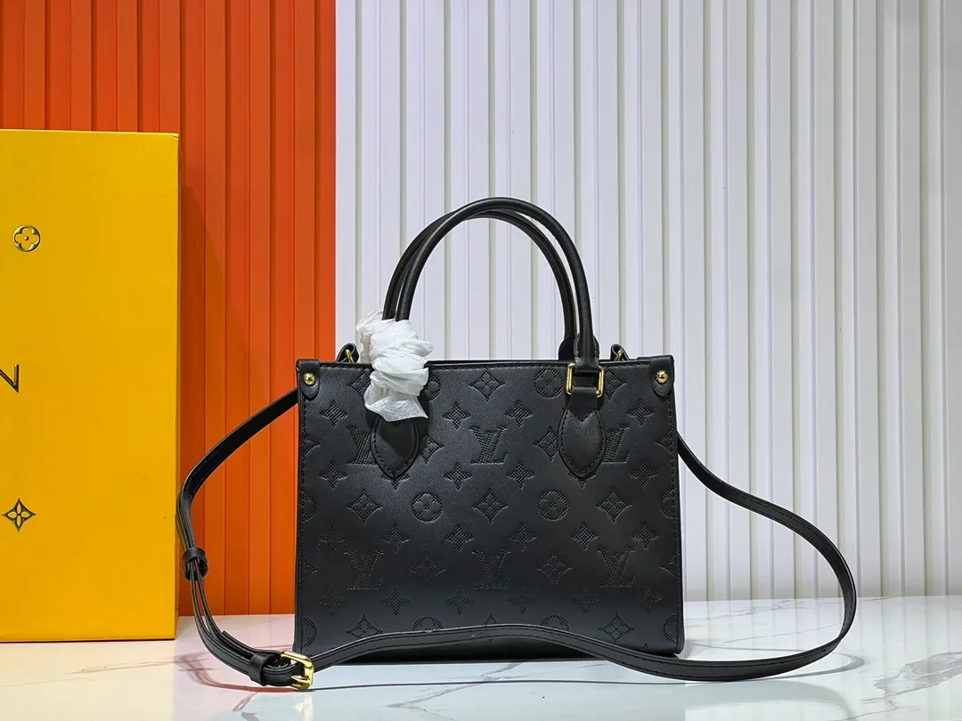 Batch 260💰Upgraded from the original M12465 M12775 M45659 M45607 MM45595 M46531 M45495 This Monogram Ink series OnTheGo medium handbag has a matte texture of smooth cow leather, and the rivet tabs on the corners pay tribute to the brand's classic hard box design. The neat interior has a large zipper pocket for storing banknotes and receipts. Dimensions: 25 x 19x 11 cm (length x height x width)
