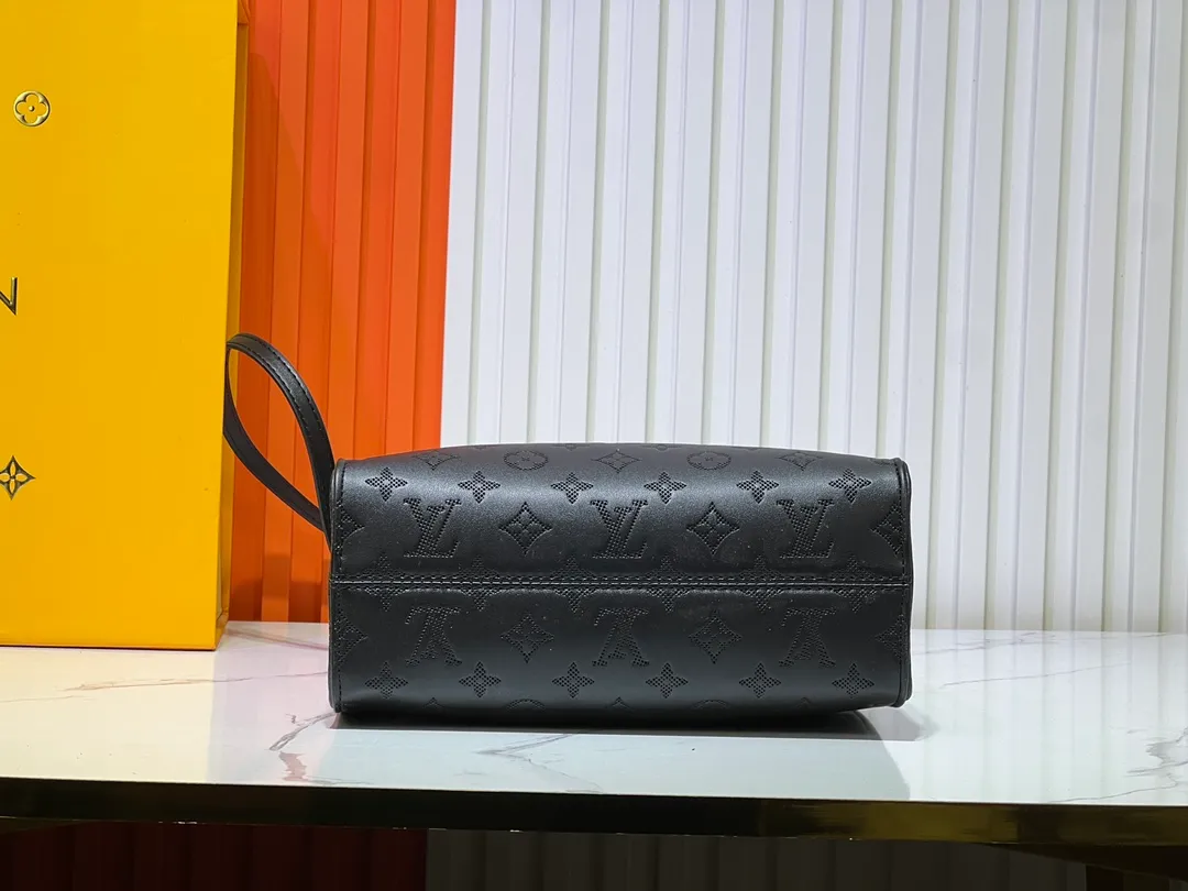 Batch 260💰Upgraded from the original M12465 M12775 M45659 M45607 MM45595 M46531 M45495 This Monogram Ink series OnTheGo medium handbag has a matte texture of smooth cow leather, and the rivet tabs on the corners pay tribute to the brand's classic hard box design. The neat interior has a large zipper pocket for storing banknotes and receipts. Dimensions: 25 x 19x 11 cm (length x height x width)