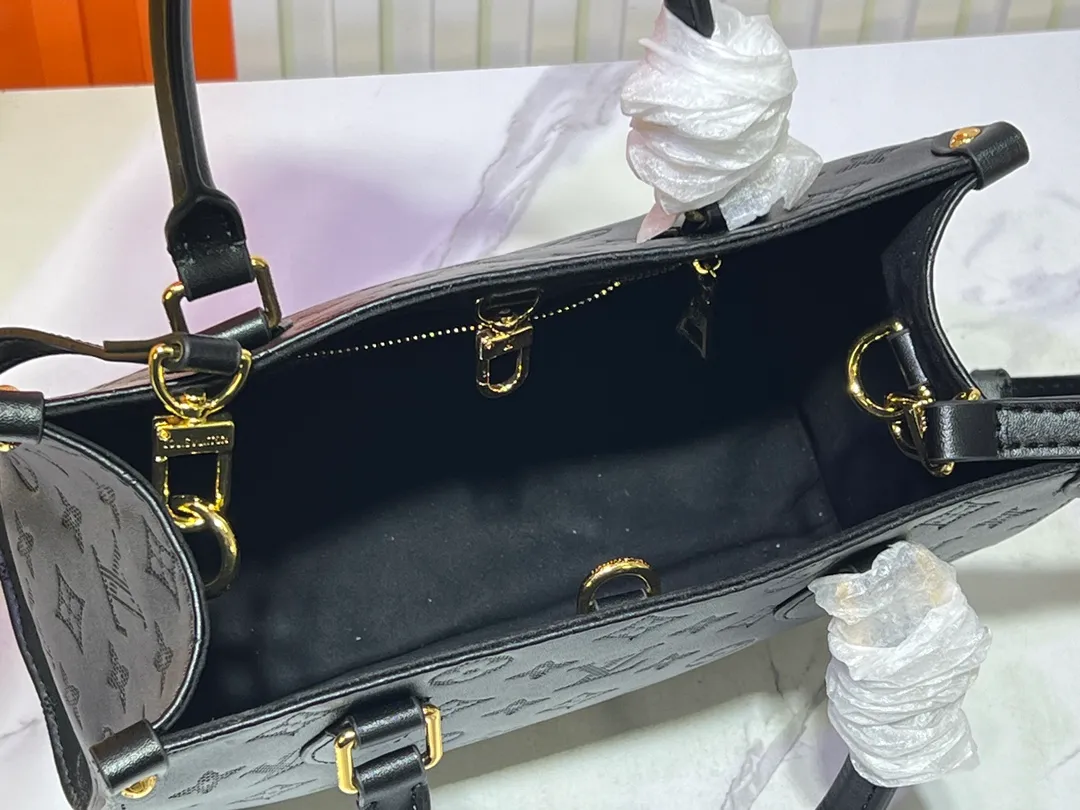 Batch 260💰Upgraded from the original M12465 M12775 M45659 M45607 MM45595 M46531 M45495 This Monogram Ink series OnTheGo medium handbag has a matte texture of smooth cow leather, and the rivet tabs on the corners pay tribute to the brand's classic hard box design. The neat interior has a large zipper pocket for storing banknotes and receipts. Dimensions: 25 x 19x 11 cm (length x height x width)