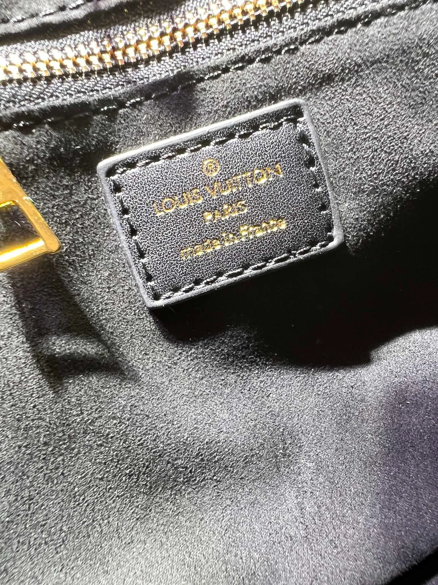 Batch 260💰Upgraded from the original M12465 M12775 M45659 M45607 MM45595 M46531 M45495 This Monogram Ink series OnTheGo medium handbag has a matte texture of smooth cow leather, and the rivet tabs on the corners pay tribute to the brand's classic hard box design. The neat interior has a large zipper pocket for storing banknotes and receipts. Dimensions: 25 x 19x 11 cm (length x height x width)