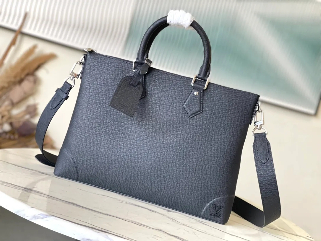 💰1080 (top layer leather) top original order M30978 black This Sim briefcase is made of Taiga cow leather and reinforced corners, with a smooth shape and a metal V letter to mark the brand identity. The padded compartment can store a laptop, and the inner patch pocket is convenient for storing small items. The removable and adjustable shoulder strap and pressed leather handle allow for a variety of carrying options. Dimensions: 40 × 29 × 4 cm