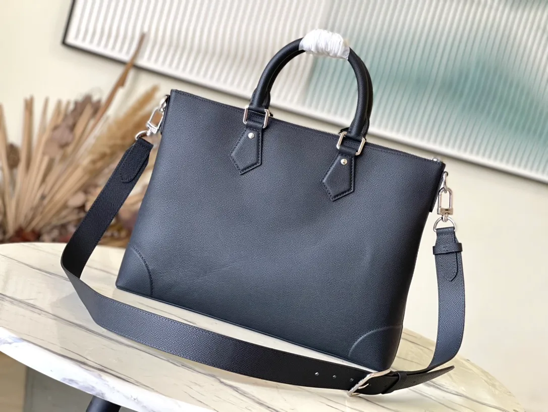 💰1080 (top layer leather) top original order M30978 black This Sim briefcase is made of Taiga cow leather and reinforced corners, with a smooth shape and a metal V letter to mark the brand identity. The padded compartment can store a laptop, and the inner patch pocket is convenient for storing small items. The removable and adjustable shoulder strap and pressed leather handle allow for a variety of carrying options. Dimensions: 40 × 29 × 4 cm