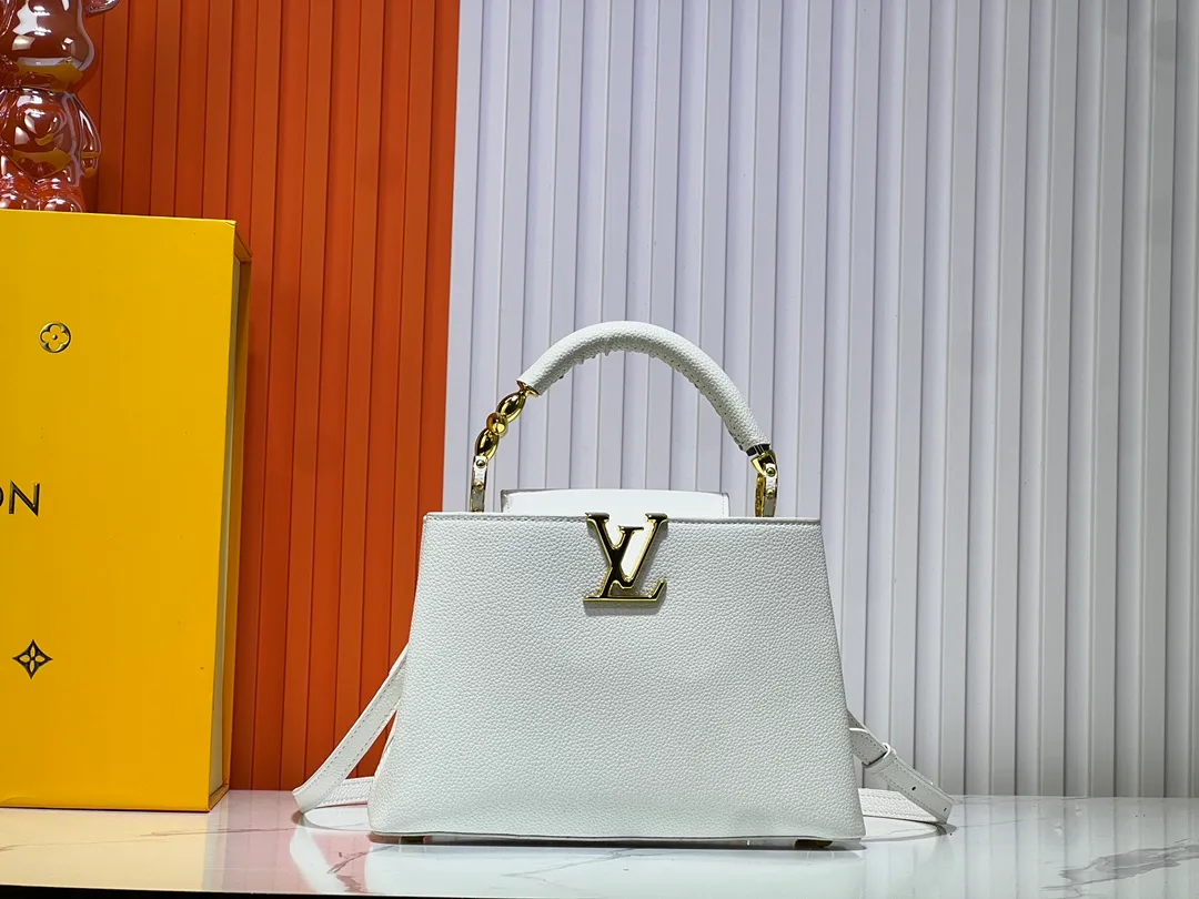 Batch 380💰Upgraded original M23943 M23944 M23945 M24698 M24989 This Capucines mini handbag incorporates exquisite Monogram flowers on the handle, presenting the three-dimensional look of the LV logo with delicate brushstrokes, injecting dazzling luster into the soft design. Full-grain Taurillon leather is designed to fit a smartphone, short wallet and other small essentials. Dimensions: Small 21.0 x 14.0 x 8.0 cm (L x H x W) Large 27x 17.5 x 9.0 cm (L x H x W)