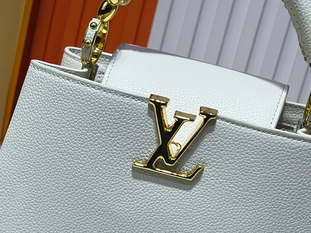 Batch 380💰Upgraded original M23943 M23944 M23945 M24698 M24989 This Capucines mini handbag incorporates exquisite Monogram flowers on the handle, presenting the three-dimensional look of the LV logo with delicate brushstrokes, injecting dazzling luster into the soft design. Full-grain Taurillon leather is designed to fit a smartphone, short wallet and other small essentials. Dimensions: Small 21.0 x 14.0 x 8.0 cm (L x H x W) Large 27x 17.5 x 9.0 cm (L x H x W)