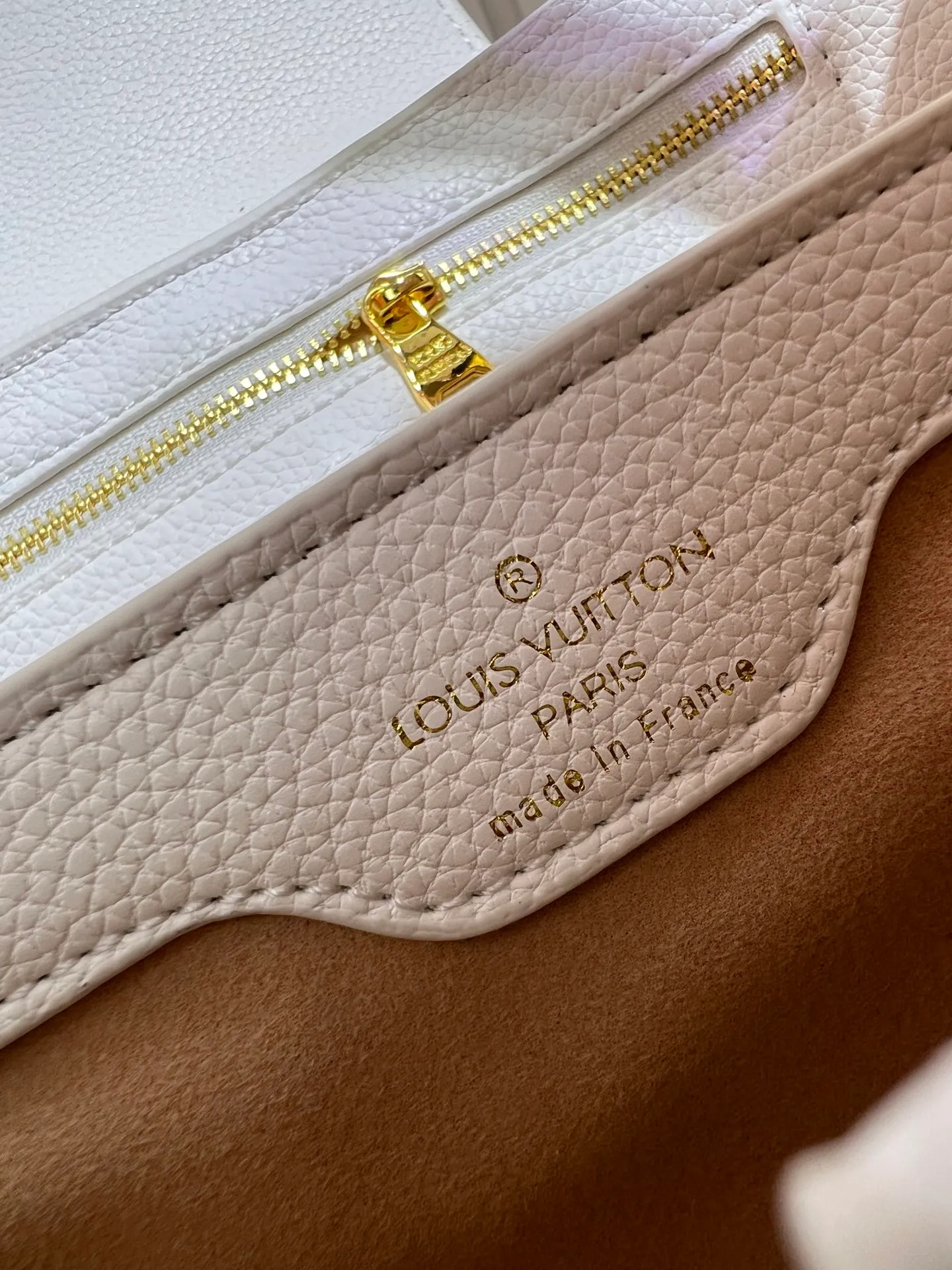 Batch 380💰Upgraded original M23943 M23944 M23945 M24698 M24989 This Capucines mini handbag incorporates exquisite Monogram flowers on the handle, presenting the three-dimensional look of the LV logo with delicate brushstrokes, injecting dazzling luster into the soft design. Full-grain Taurillon leather is designed to fit a smartphone, short wallet and other small essentials. Dimensions: Small 21.0 x 14.0 x 8.0 cm (L x H x W) Large 27x 17.5 x 9.0 cm (L x H x W)