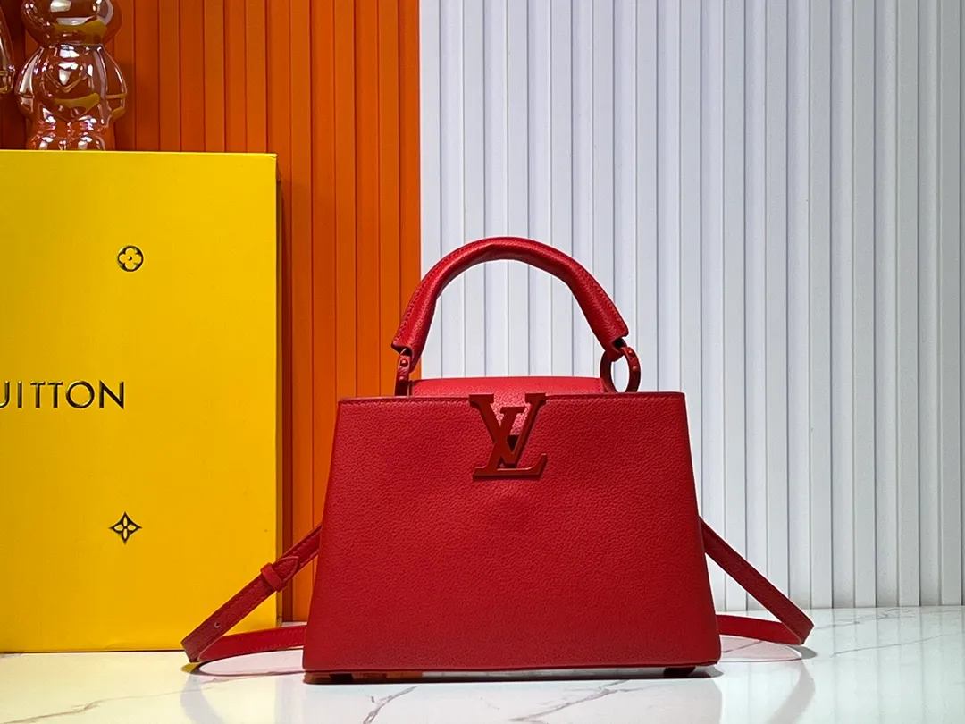 Batch 360💰Upgraded from the original M94519 M25255 M25256 M11798. This Capucines BB handbag is made of matte Taurillon cow leather with metal parts, which makes the classic design show off its neat style. The flap can be worn externally or internally, and the neat interior is equipped with multiple pockets. Attach the adjustable shoulder strap for easy cross-body wear. Dimensions: 27.0 x 17.3 x 9.0 cm (length x height x width)