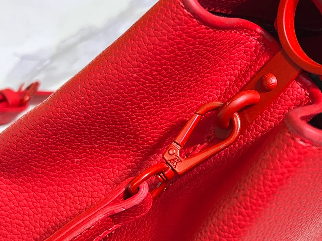 Batch 360💰Upgraded from the original M94519 M25255 M25256 M11798. This Capucines BB handbag is made of matte Taurillon cow leather with metal parts, which makes the classic design show off its neat style. The flap can be worn externally or internally, and the neat interior is equipped with multiple pockets. Attach the adjustable shoulder strap for easy cross-body wear. Dimensions: 27.0 x 17.3 x 9.0 cm (length x height x width)