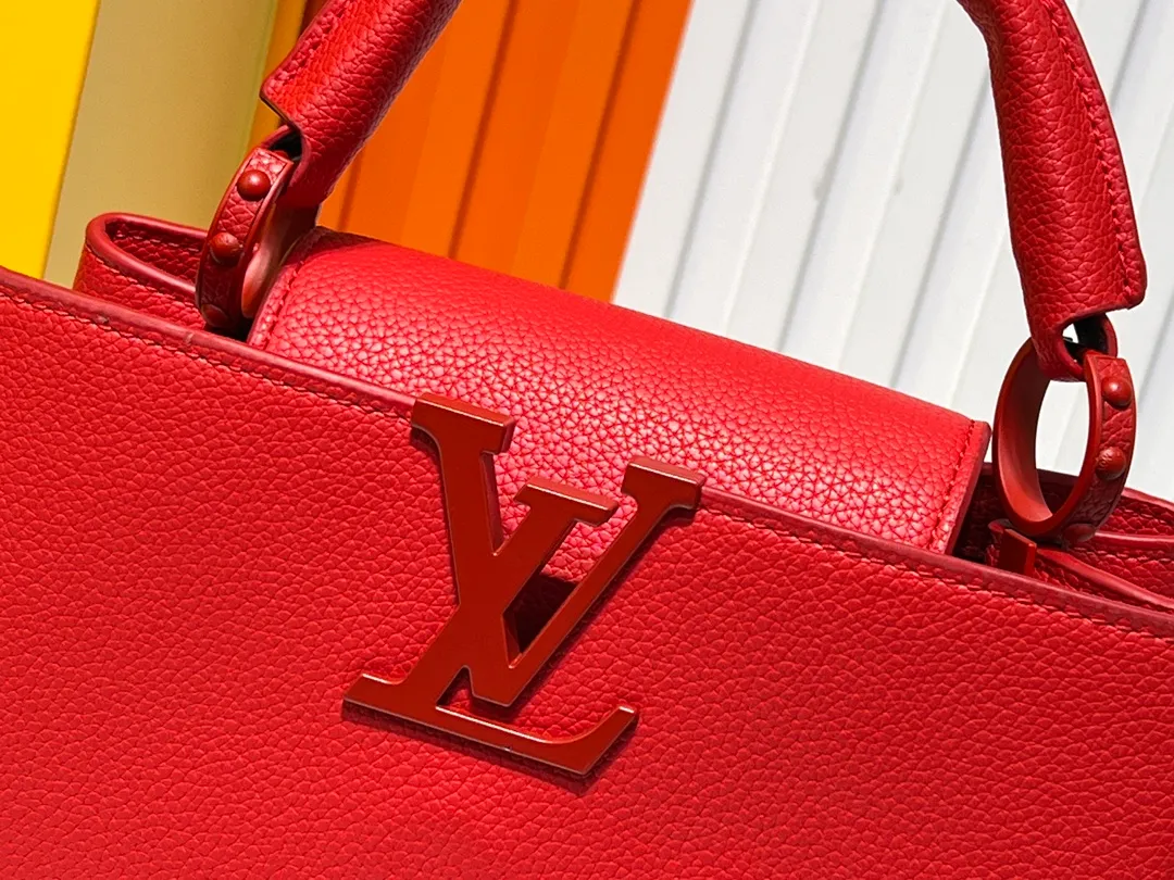Batch 360💰Upgraded from the original M94519 M25255 M25256 M11798. This Capucines BB handbag is made of matte Taurillon cow leather with metal parts, which makes the classic design show off its neat style. The flap can be worn externally or internally, and the neat interior is equipped with multiple pockets. Attach the adjustable shoulder strap for easy cross-body wear. Dimensions: 27.0 x 17.3 x 9.0 cm (length x height x width)