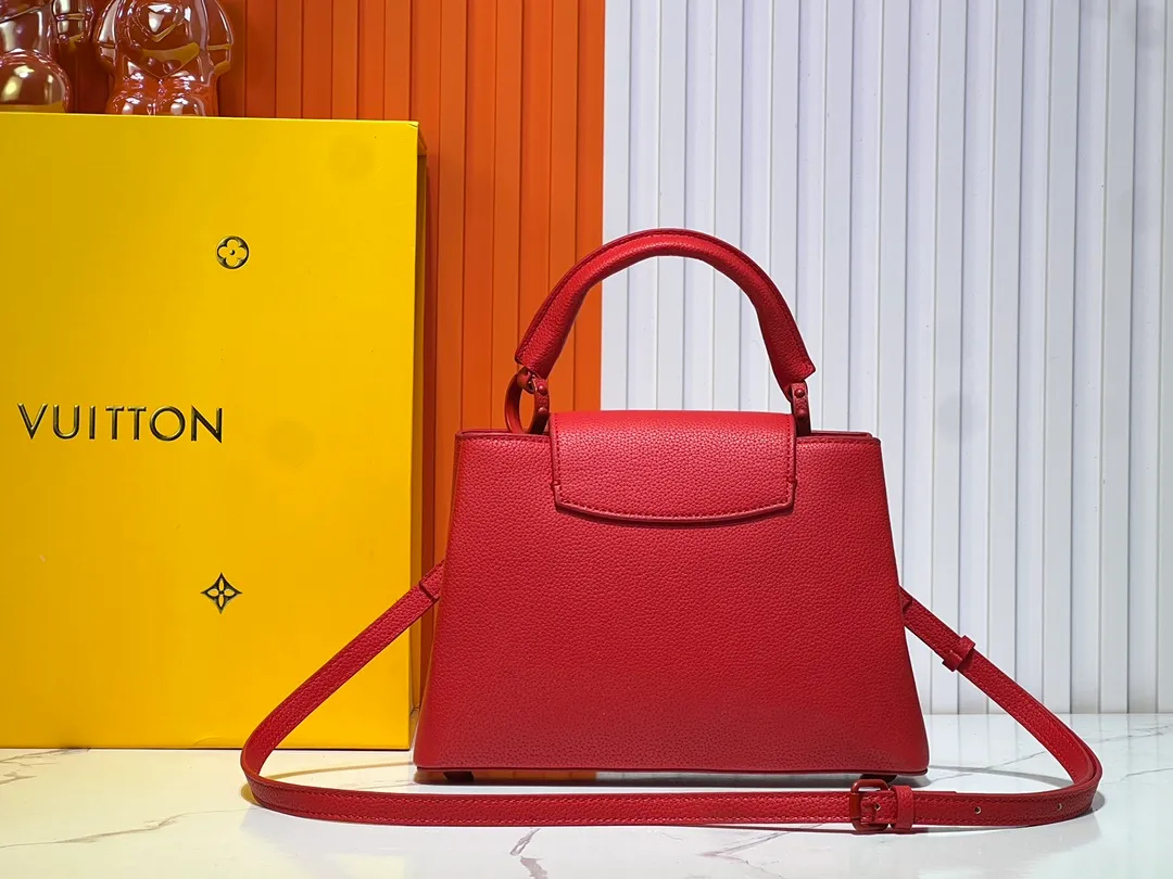 Batch 360💰Upgraded from the original M94519 M25255 M25256 M11798. This Capucines BB handbag is made of matte Taurillon cow leather with metal parts, which makes the classic design show off its neat style. The flap can be worn externally or internally, and the neat interior is equipped with multiple pockets. Attach the adjustable shoulder strap for easy cross-body wear. Dimensions: 27.0 x 17.3 x 9.0 cm (length x height x width)
