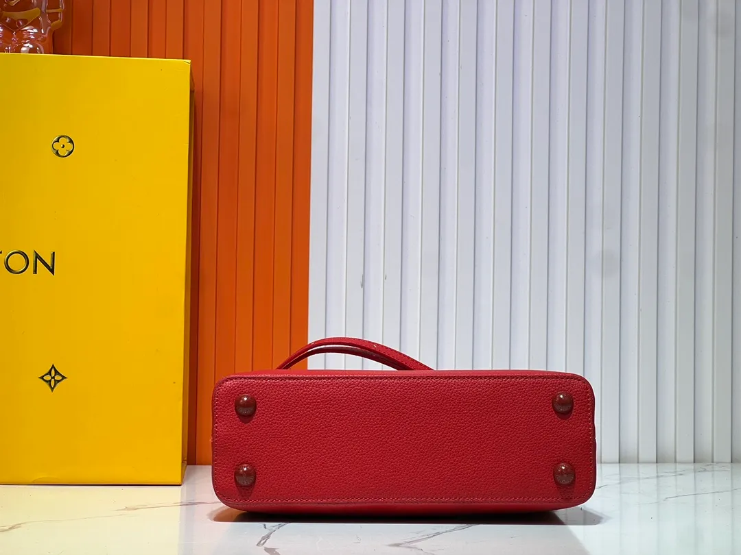 Batch 360💰Upgraded from the original M94519 M25255 M25256 M11798. This Capucines BB handbag is made of matte Taurillon cow leather with metal parts, which makes the classic design show off its neat style. The flap can be worn externally or internally, and the neat interior is equipped with multiple pockets. Attach the adjustable shoulder strap for easy cross-body wear. Dimensions: 27.0 x 17.3 x 9.0 cm (length x height x width)