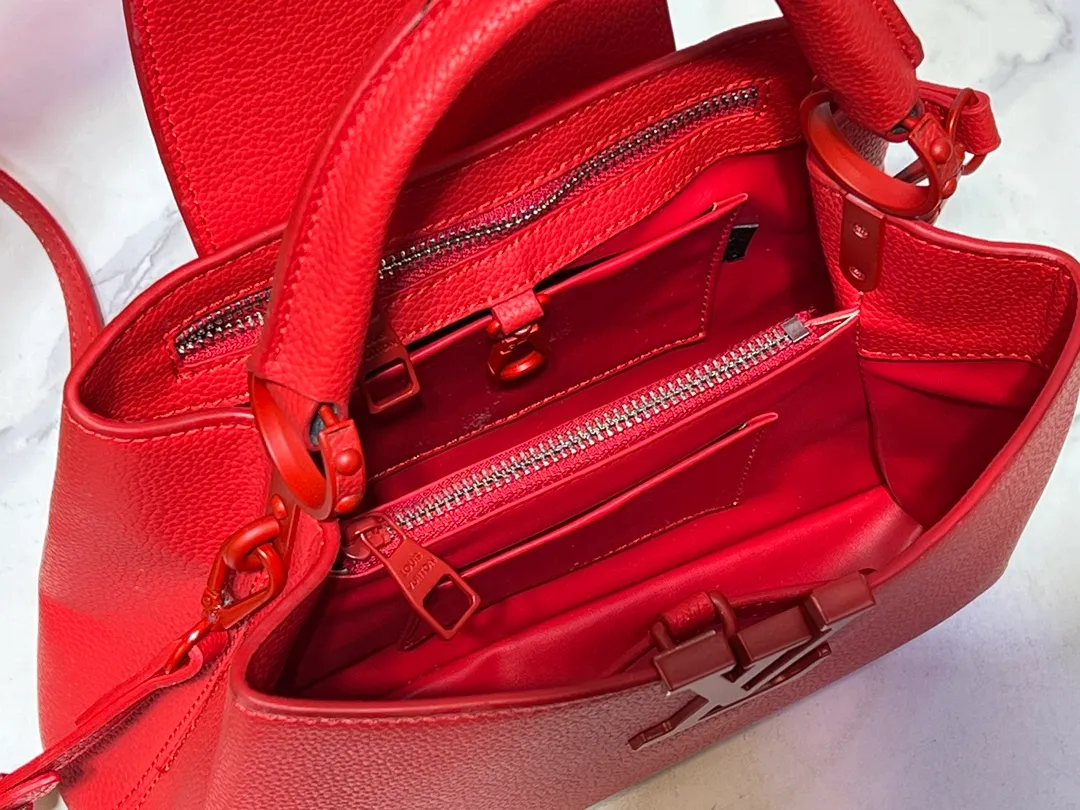 Batch 360💰Upgraded from the original M94519 M25255 M25256 M11798. This Capucines BB handbag is made of matte Taurillon cow leather with metal parts, which makes the classic design show off its neat style. The flap can be worn externally or internally, and the neat interior is equipped with multiple pockets. Attach the adjustable shoulder strap for easy cross-body wear. Dimensions: 27.0 x 17.3 x 9.0 cm (length x height x width)
