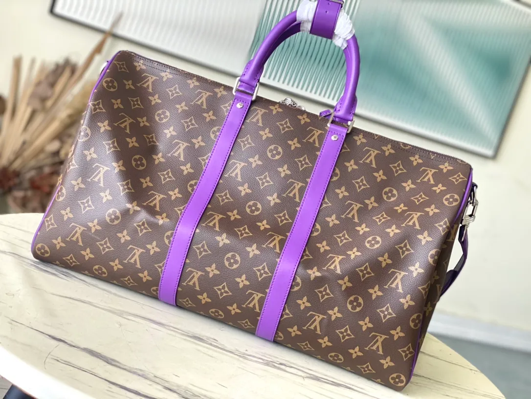 💰1060 Top Original M46775 This Keepall Bandouliere50 travel bag is made of Monogram Macassar canvas for the side straps. The name brand, fabric inner village and top leather handle are simultaneously dyed with bright colors. The size of your carry-on luggage hides plenty of space. Dimensions: 50 × 29 × 23 cm