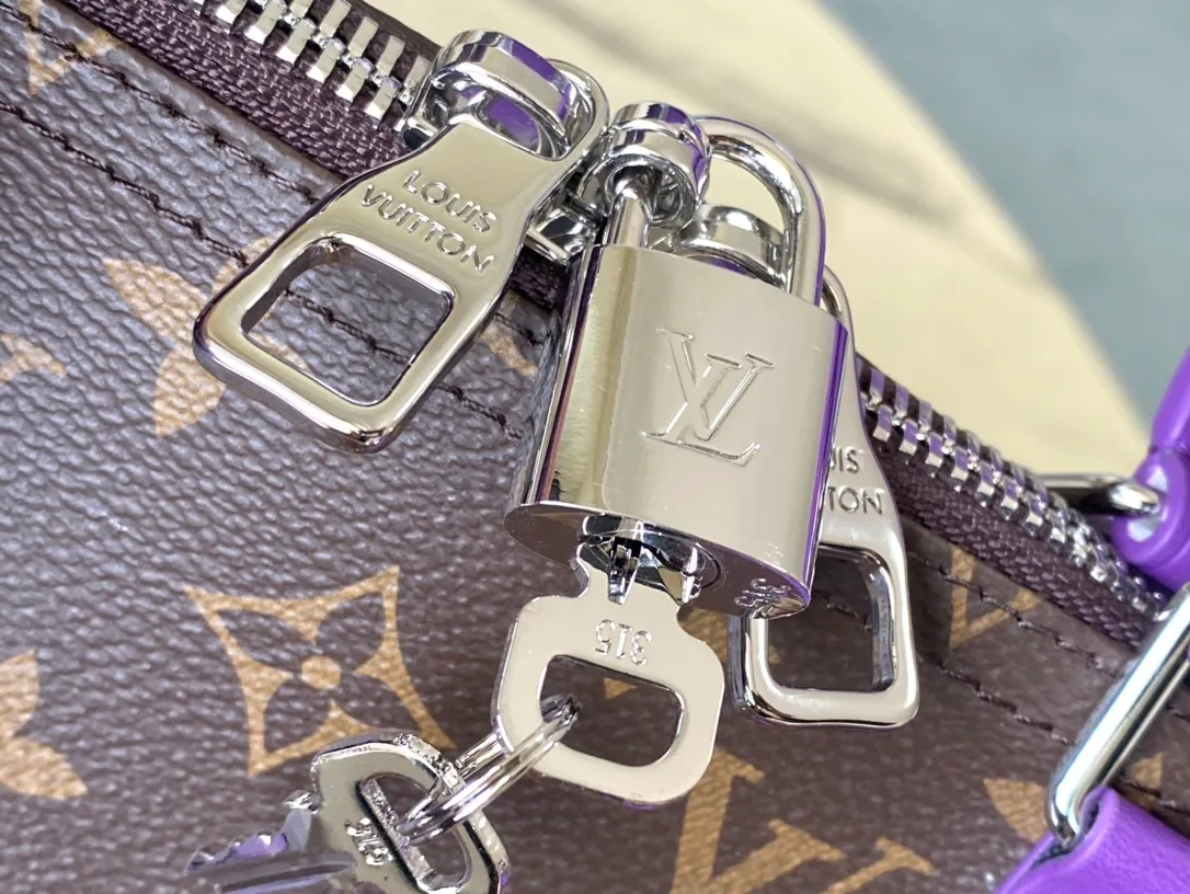 💰1060 Top Original M46775 This Keepall Bandouliere50 travel bag is made of Monogram Macassar canvas for the side straps. The name brand, fabric inner village and top leather handle are simultaneously dyed with bright colors. The size of your carry-on luggage hides plenty of space. Dimensions: 50 × 29 × 23 cm