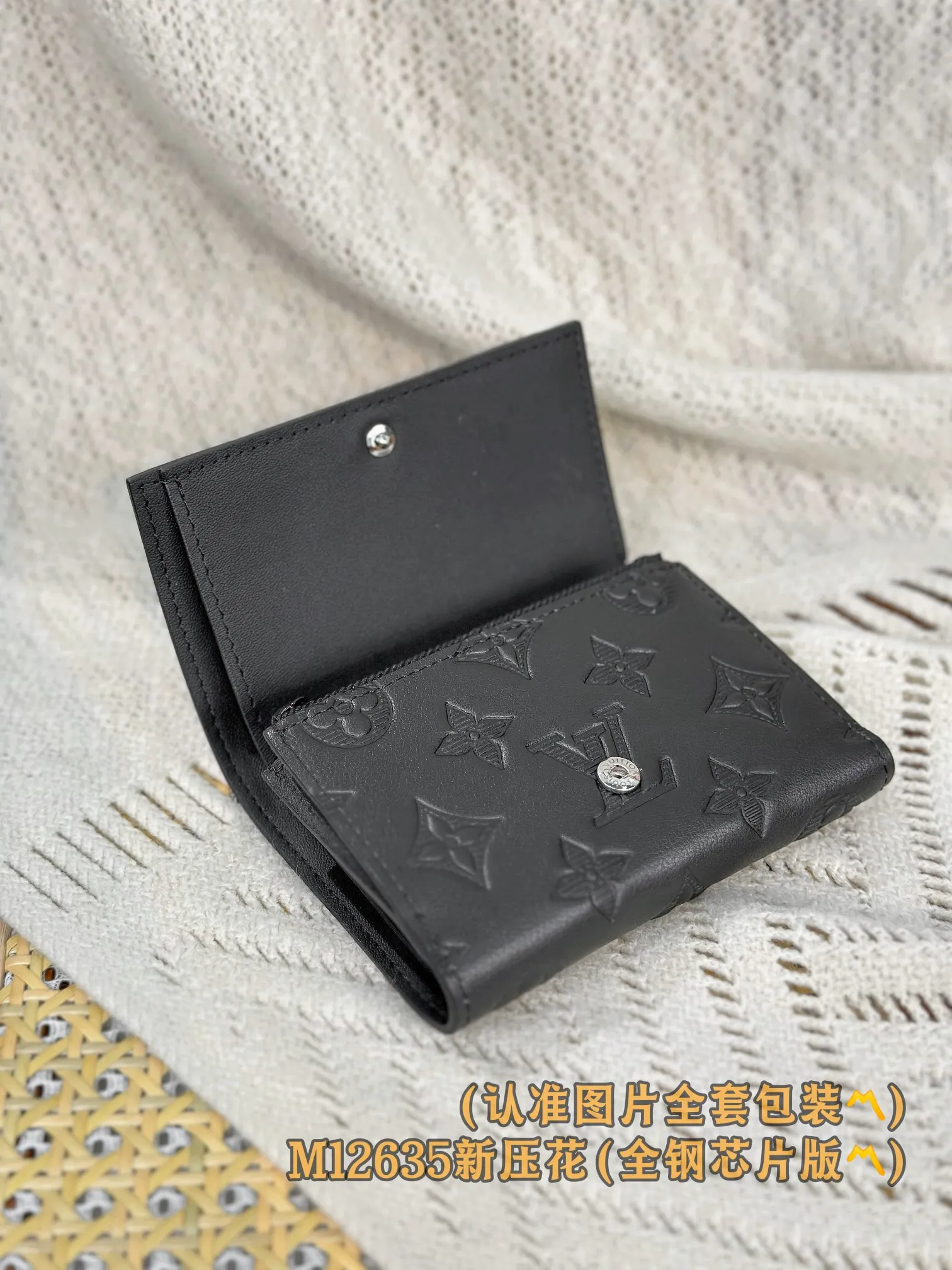 P700 [Authentic grade] [Special grade MB all steel high elastic fabric] M12635 new embossed (〽️A grade all steel〽️) personalized customized version! Transcoding chip, Victor wallet! This compact Victor wallet is made of Monogram Shadow cowhide and embellished with a delicate Monogram embossed pattern, exuding a "low-key luxury" temperament. The interior of the wallet is functionally spaced, with a zippered pocket, a pocket for banknotes and receipts, and five business card slots. The flap has a snap button design and is embellished with the Louis Vuitton logo.  11.5 x 9 x 2.5 cm (length x height x width).