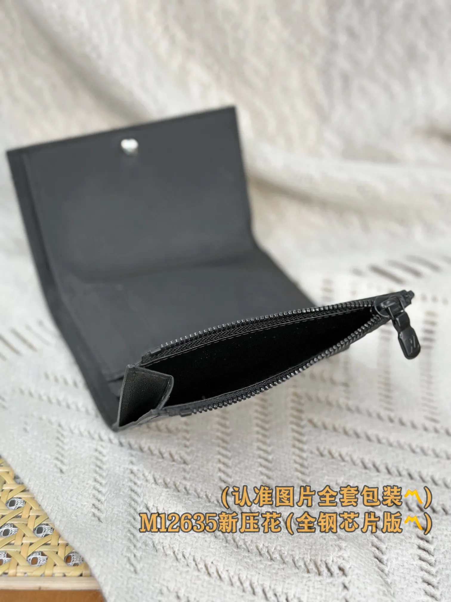 P700 [Authentic grade] [Special grade MB all steel high elastic fabric] M12635 new embossed (〽️A grade all steel〽️) personalized customized version! Transcoding chip, Victor wallet! This compact Victor wallet is made of Monogram Shadow cowhide and embellished with a delicate Monogram embossed pattern, exuding a "low-key luxury" temperament. The interior of the wallet is functionally spaced, with a zippered pocket, a pocket for banknotes and receipts, and five business card slots. The flap has a snap button design and is embellished with the Louis Vuitton logo.  11.5 x 9 x 2.5 cm (length x height x width).