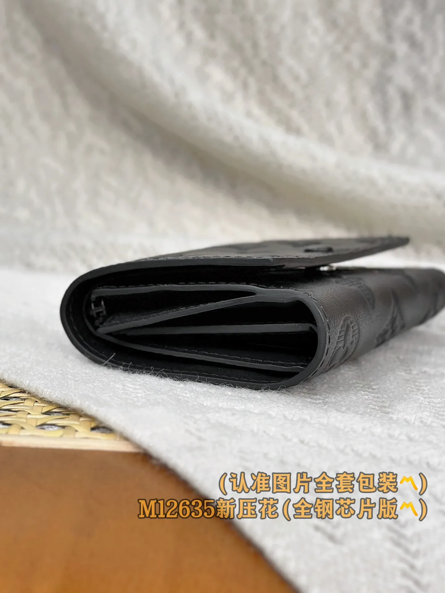 P700 [Authentic grade] [Special grade MB all steel high elastic fabric] M12635 new embossed (〽️A grade all steel〽️) personalized customized version! Transcoding chip, Victor wallet! This compact Victor wallet is made of Monogram Shadow cowhide and embellished with a delicate Monogram embossed pattern, exuding a "low-key luxury" temperament. The interior of the wallet is functionally spaced, with a zippered pocket, a pocket for banknotes and receipts, and five business card slots. The flap has a snap button design and is embellished with the Louis Vuitton logo.  11.5 x 9 x 2.5 cm (length x height x width).