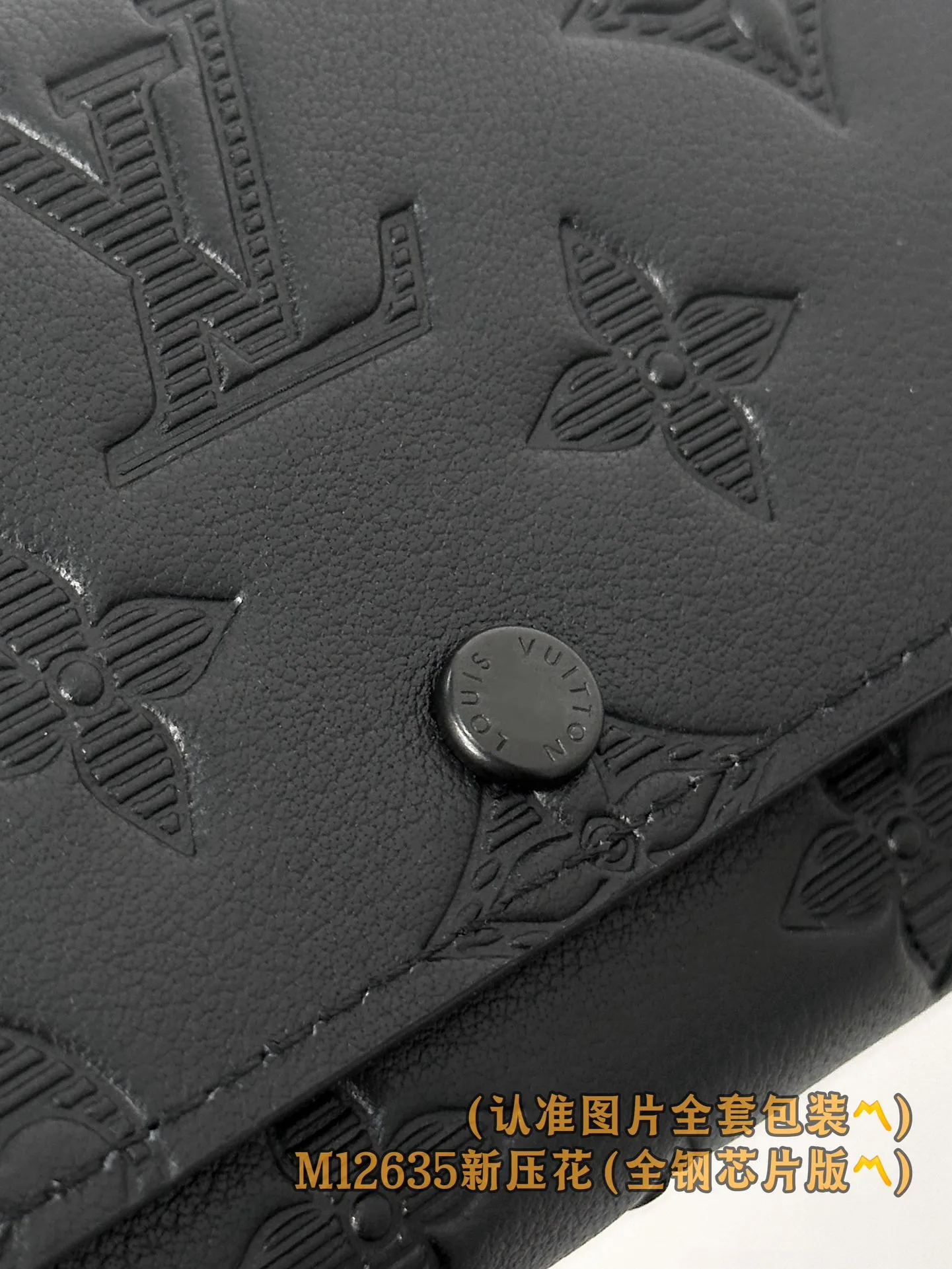 P700 [Authentic grade] [Special grade MB all steel high elastic fabric] M12635 new embossed (〽️A grade all steel〽️) personalized customized version! Transcoding chip, Victor wallet! This compact Victor wallet is made of Monogram Shadow cowhide and embellished with a delicate Monogram embossed pattern, exuding a "low-key luxury" temperament. The interior of the wallet is functionally spaced, with a zippered pocket, a pocket for banknotes and receipts, and five business card slots. The flap has a snap button design and is embellished with the Louis Vuitton logo.  11.5 x 9 x 2.5 cm (length x height x width).