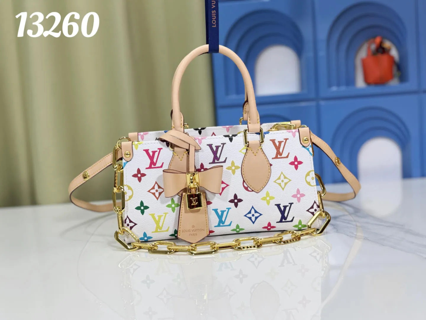 P300 Upgraded Original M13260 M46653 Takashi Murakami Collaboration Black Color White Color This OnTheGo East West handbag is made of cow leather to create a slender shape, and the Monogram flower nameplate completes the elegant style. Articulated handles and a detachable leather chain strap allow for a variety of carrying options. Size: 25x13x10cm
