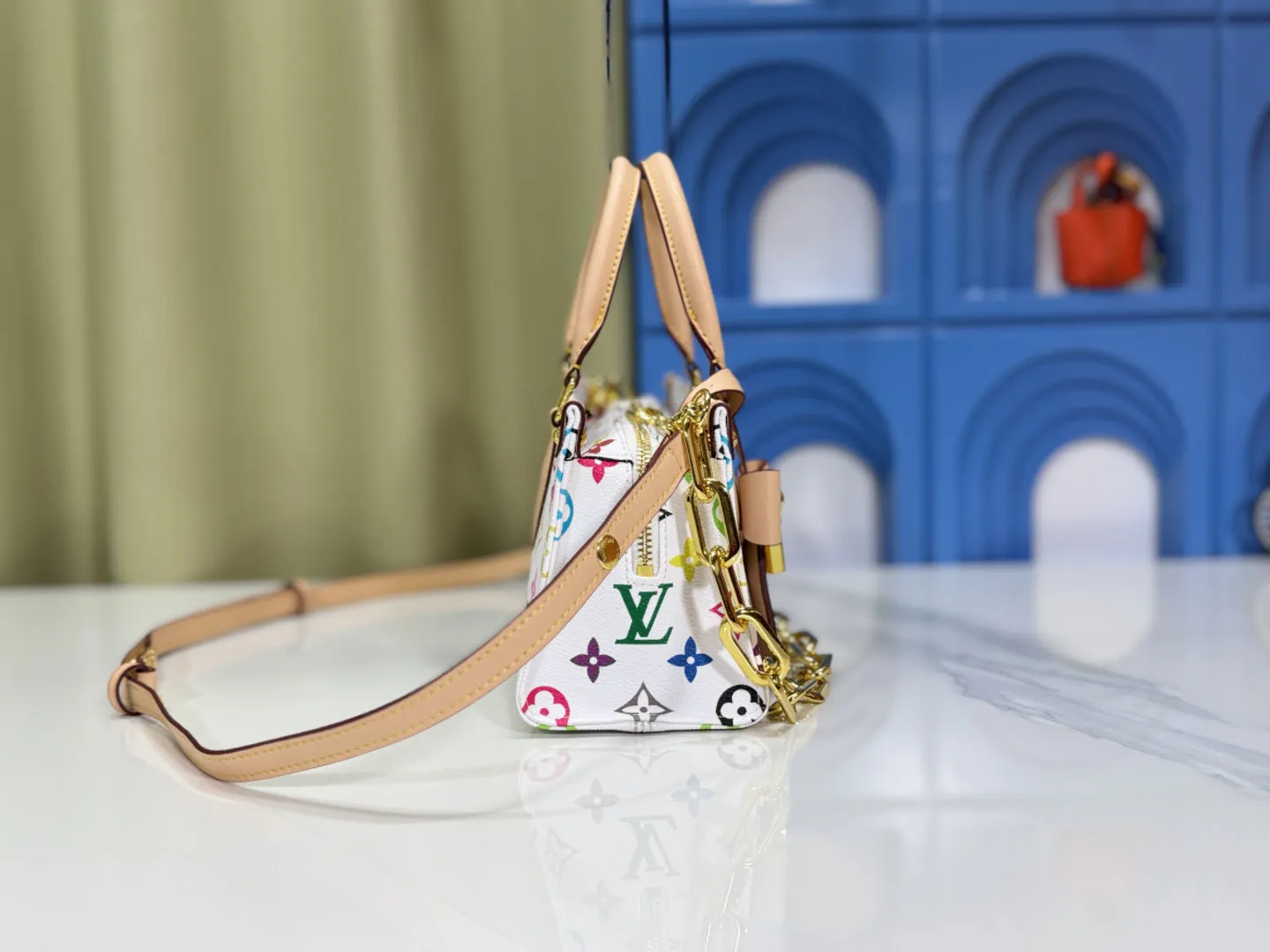 P300 Upgraded Original M13260 M46653 Takashi Murakami Collaboration Black Color White Color This OnTheGo East West handbag is made of cow leather to create a slender shape, and the Monogram flower nameplate completes the elegant style. Articulated handles and a detachable leather chain strap allow for a variety of carrying options. Size: 25x13x10cm
