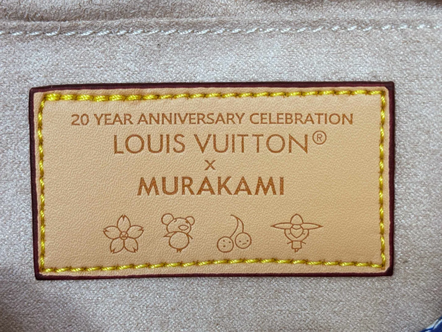 P300 Upgraded Original M13260 M46653 Takashi Murakami Collaboration Black Color White Color This OnTheGo East West handbag is made of cow leather to create a slender shape, and the Monogram flower nameplate completes the elegant style. Articulated handles and a detachable leather chain strap allow for a variety of carrying options. Size: 25x13x10cm
