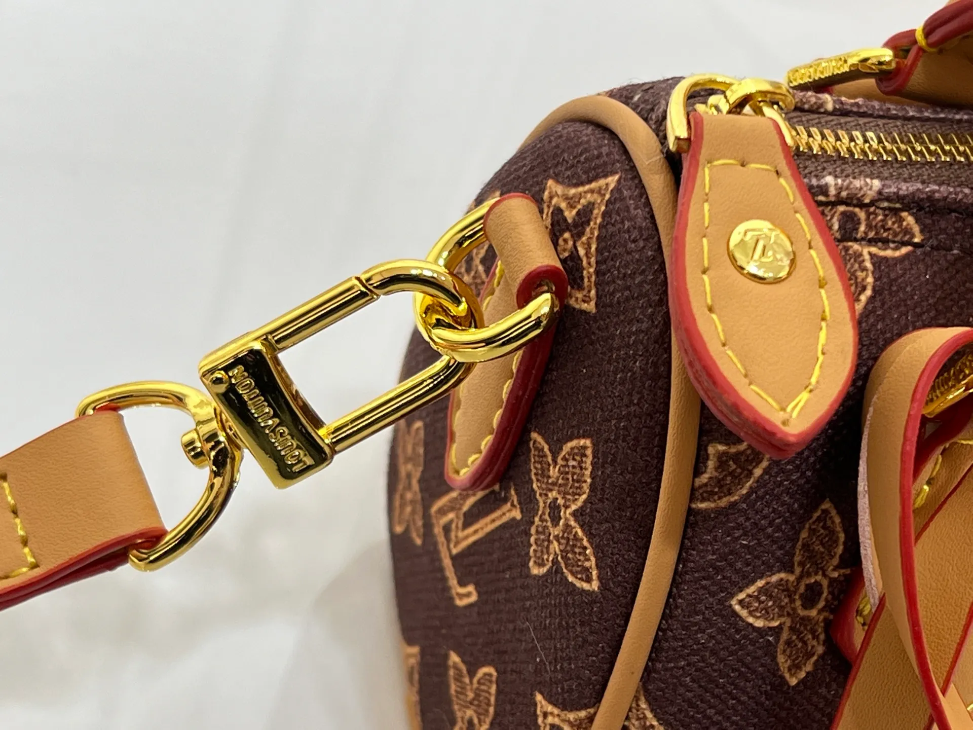 Batch 240💰M28322 Red M28323 M27610 M81085 [Exclusive background shot] This Nano Speedy handbag condenses the configuration of Louis Vuitton's classic Speedy handbag. It is made of Monogram canvas with distressed cow leather details and dazzling metal parts, making it easy to carry with you for daily needs. The handles and removable and adjustable shoulder strap allow for a variety of styling possibilities. 16.0 x 10.0 x 7.5 cm (L x H x W) • Monogram coated canvas • Cow leather trim • Metal hardware • Zipper closure • Space to store daily necessities such as a 6.1-inch smartphone, card holder and lipstick • Shoulder strap: removable, adjustable • Half-length strap: 45.5 cm • Half-length strap adjustable to: 54.0 cm • Handle: Double handle