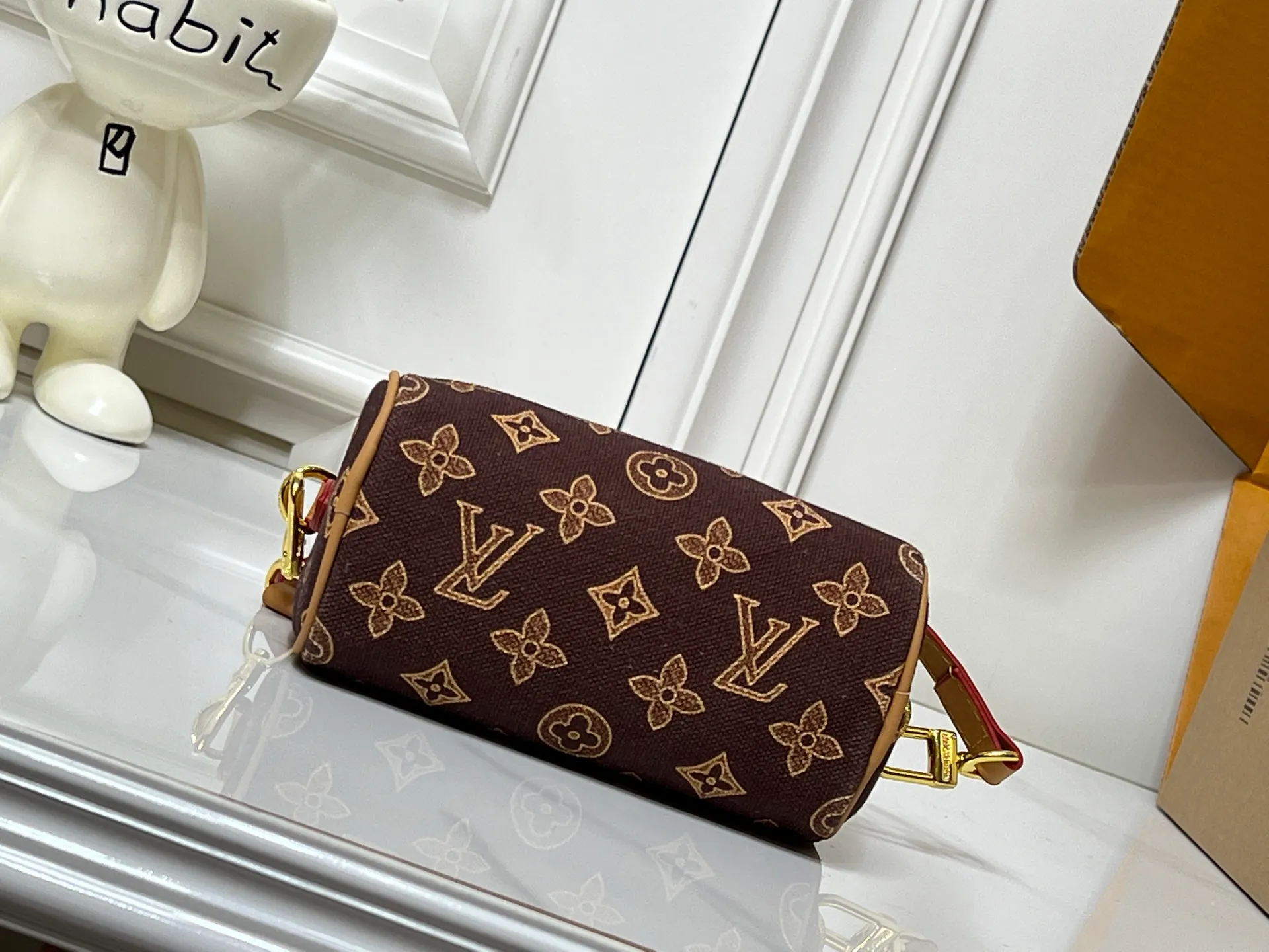 Batch 240💰M28322 Red M28323 M27610 M81085 [Exclusive background shot] This Nano Speedy handbag condenses the configuration of Louis Vuitton's classic Speedy handbag. It is made of Monogram canvas with distressed cow leather details and dazzling metal parts, making it easy to carry with you for daily needs. The handles and removable and adjustable shoulder strap allow for a variety of styling possibilities. 16.0 x 10.0 x 7.5 cm (L x H x W) • Monogram coated canvas • Cow leather trim • Metal hardware • Zipper closure • Space to store daily necessities such as a 6.1-inch smartphone, card holder and lipstick • Shoulder strap: removable, adjustable • Half-length strap: 45.5 cm • Half-length strap adjustable to: 54.0 cm • Handle: Double handle