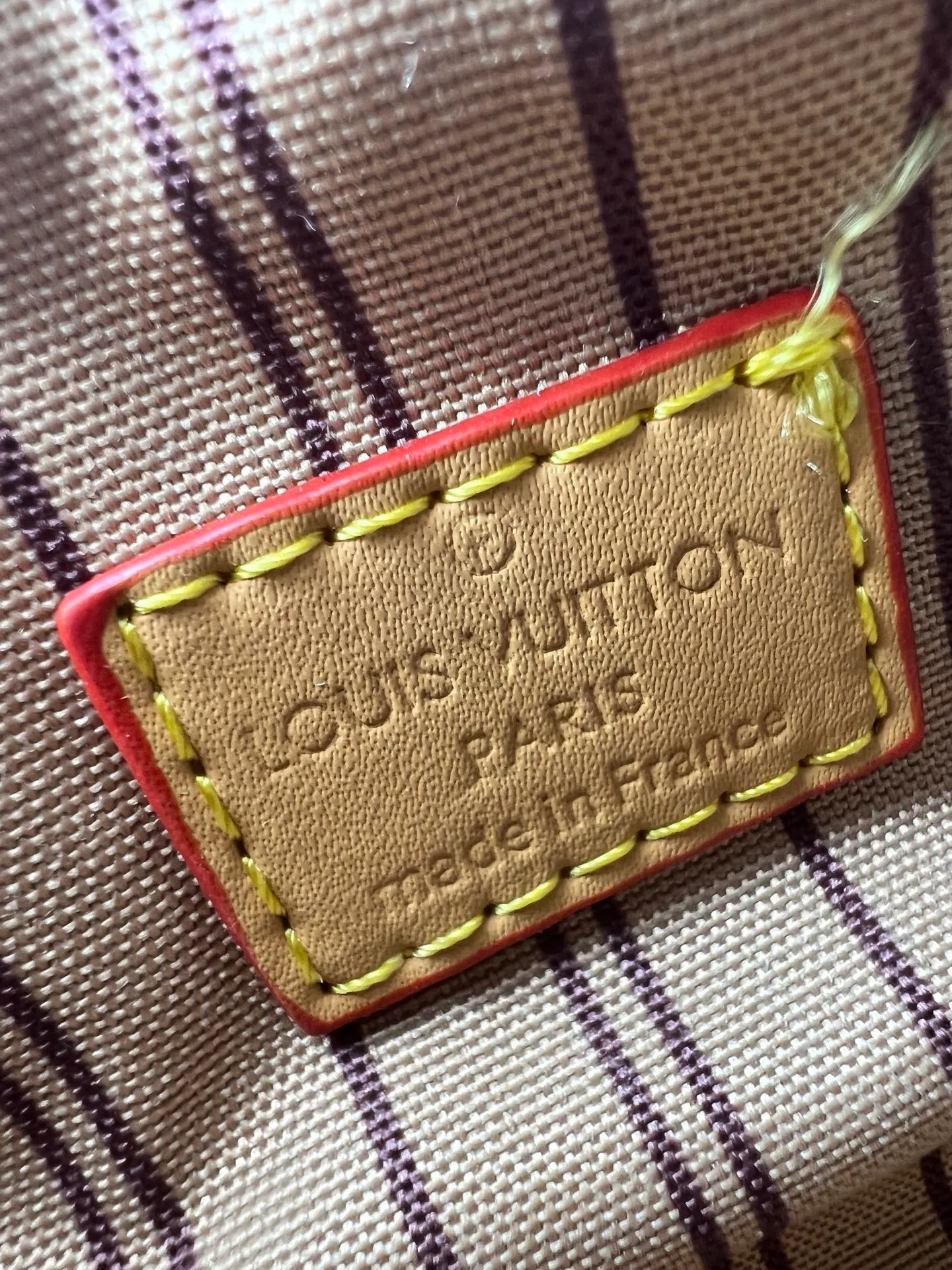 Batch 240💰M28322 Red M28323 M27610 M81085 [Exclusive background shot] This Nano Speedy handbag condenses the configuration of Louis Vuitton's classic Speedy handbag. It is made of Monogram canvas with distressed cow leather details and dazzling metal parts, making it easy to carry with you for daily needs. The handles and removable and adjustable shoulder strap allow for a variety of styling possibilities. 16.0 x 10.0 x 7.5 cm (L x H x W) • Monogram coated canvas • Cow leather trim • Metal hardware • Zipper closure • Space to store daily necessities such as a 6.1-inch smartphone, card holder and lipstick • Shoulder strap: removable, adjustable • Half-length strap: 45.5 cm • Half-length strap adjustable to: 54.0 cm • Handle: Double handle