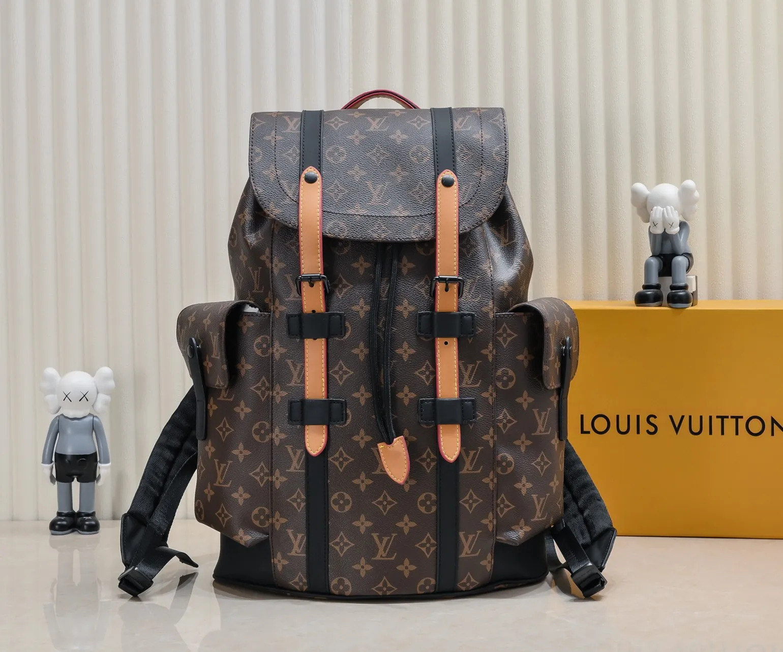 ¥460💰 Exclusive real shot-upgraded version ‼ ️M46699 This Christopher medium backpack combines Louis Vuitton's iconic design and materials, creating a dual classic that blends strong style and elegant style. Monogram Macassar canvas with cowhide trim and leather front strap, side pockets for extra storage, and adjustable shoulder straps for comfortable carrying. Size: 38.44.21