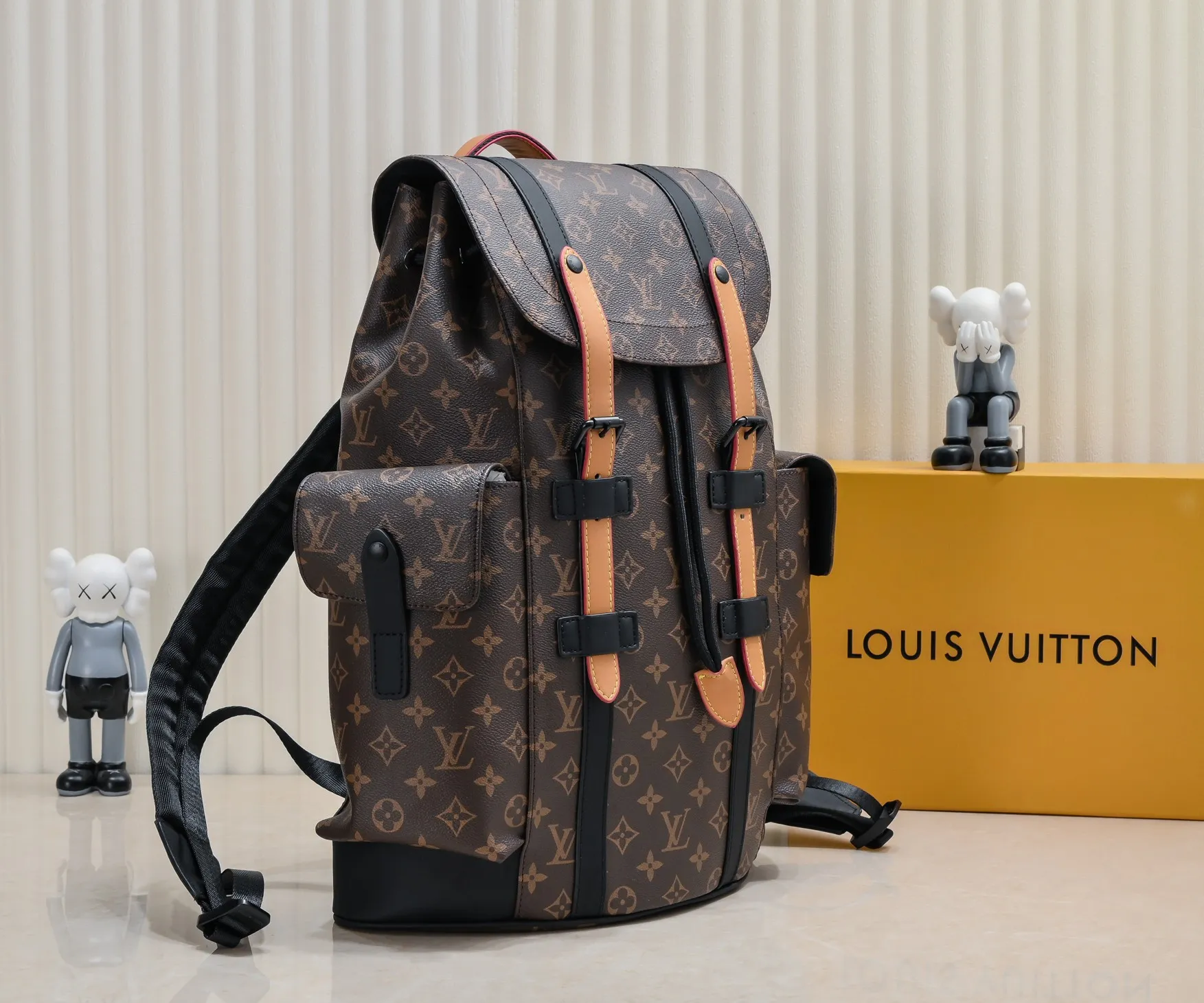 ¥460💰 Exclusive real shot-upgraded version ‼ ️M46699 This Christopher medium backpack combines Louis Vuitton's iconic design and materials, creating a dual classic that blends strong style and elegant style. Monogram Macassar canvas with cowhide trim and leather front strap, side pockets for extra storage, and adjustable shoulder straps for comfortable carrying. Size: 38.44.21