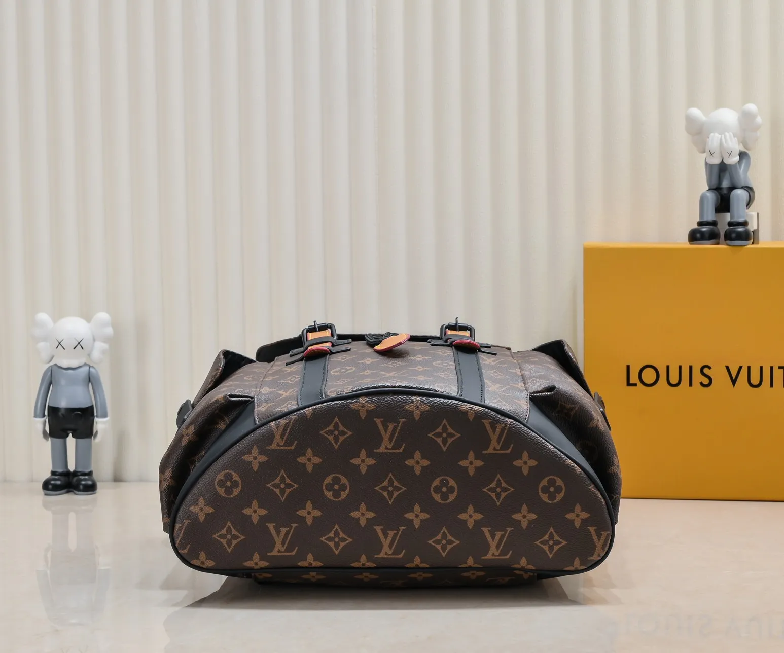 ¥460💰 Exclusive real shot-upgraded version ‼ ️M46699 This Christopher medium backpack combines Louis Vuitton's iconic design and materials, creating a dual classic that blends strong style and elegant style. Monogram Macassar canvas with cowhide trim and leather front strap, side pockets for extra storage, and adjustable shoulder straps for comfortable carrying. Size: 38.44.21