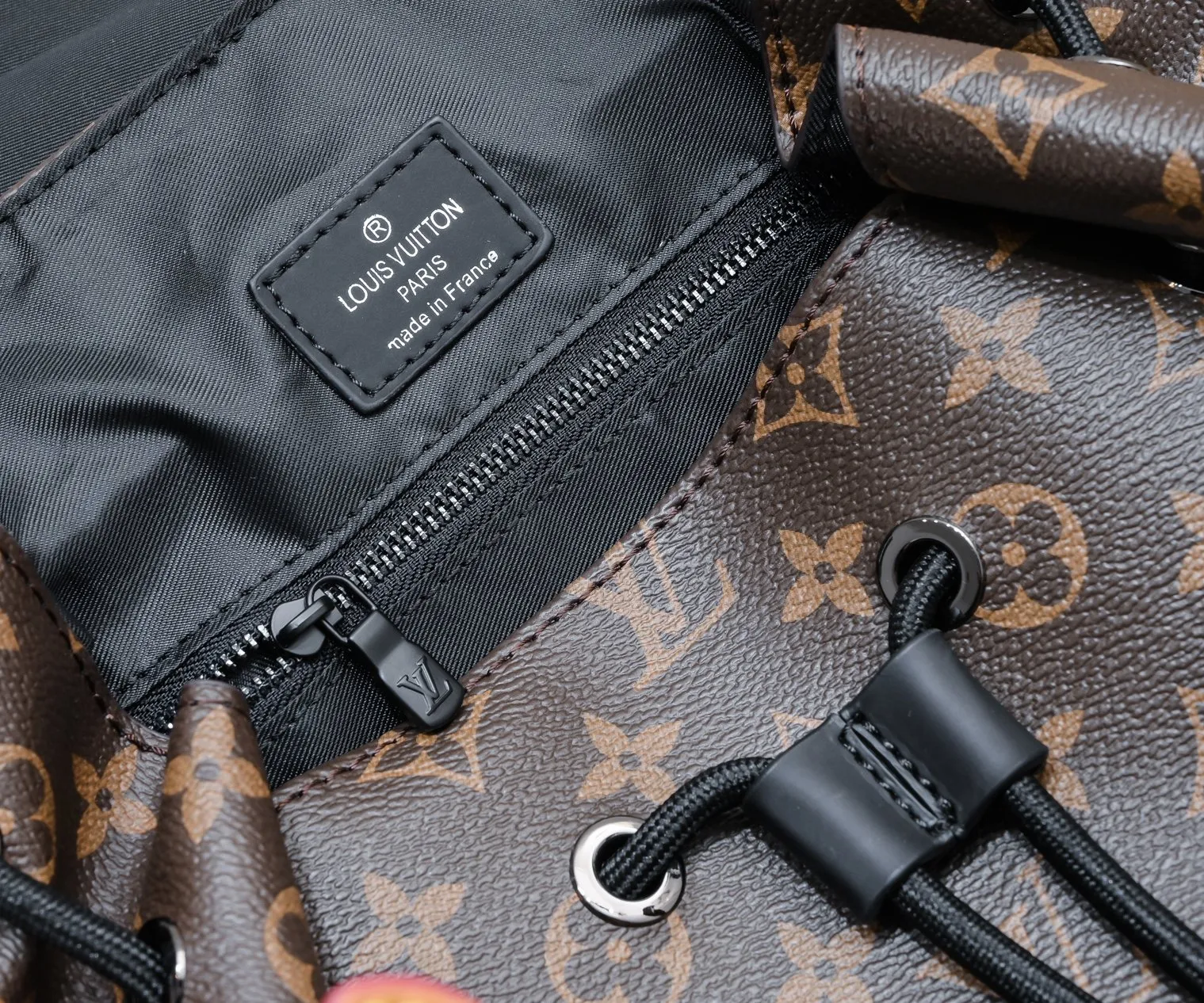 ¥460💰 Exclusive real shot-upgraded version ‼ ️M46699 This Christopher medium backpack combines Louis Vuitton's iconic design and materials, creating a dual classic that blends strong style and elegant style. Monogram Macassar canvas with cowhide trim and leather front strap, side pockets for extra storage, and adjustable shoulder straps for comfortable carrying. Size: 38.44.21