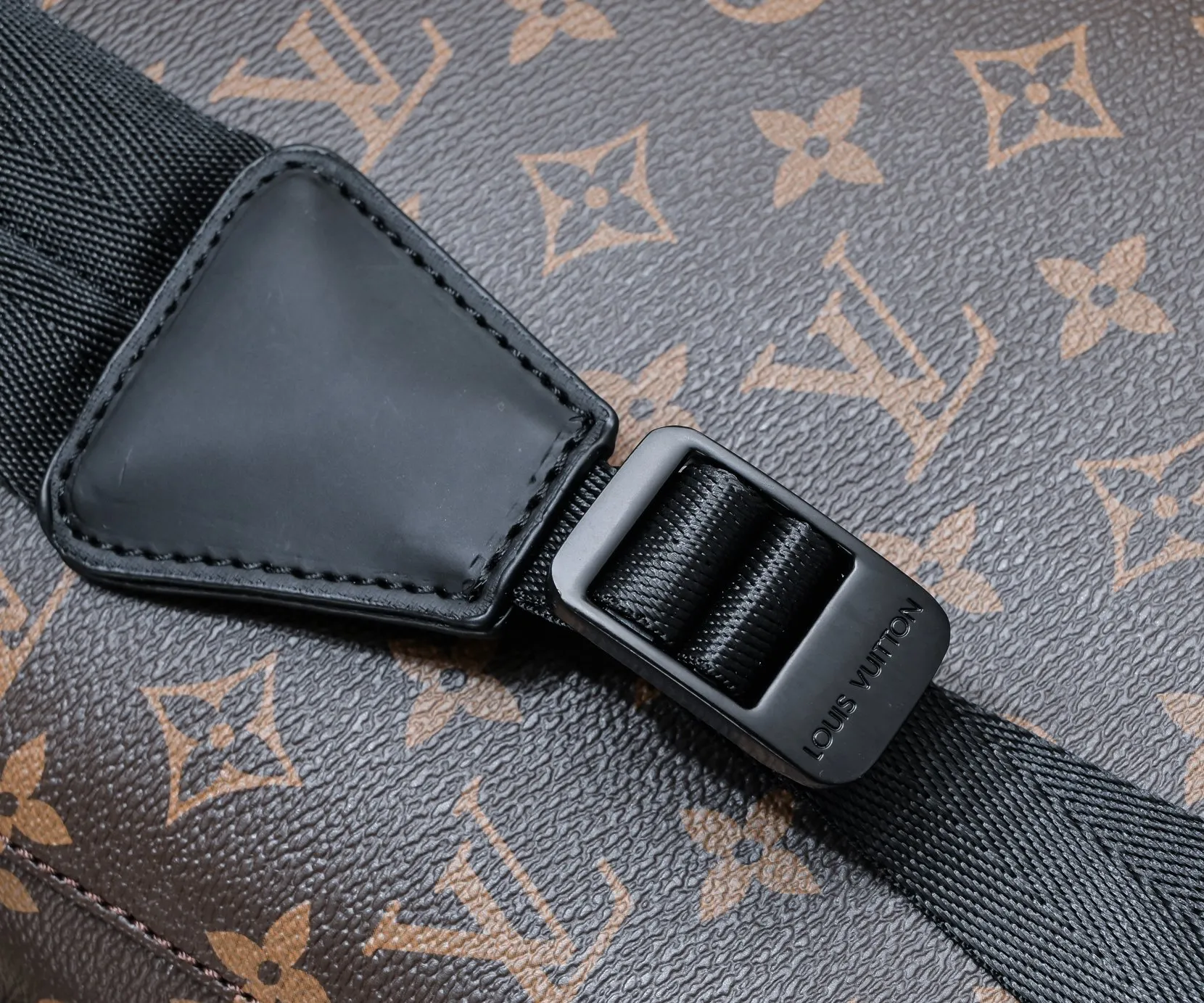 ¥460💰 Exclusive real shot-upgraded version ‼ ️M46699 This Christopher medium backpack combines Louis Vuitton's iconic design and materials, creating a dual classic that blends strong style and elegant style. Monogram Macassar canvas with cowhide trim and leather front strap, side pockets for extra storage, and adjustable shoulder straps for comfortable carrying. Size: 38.44.21