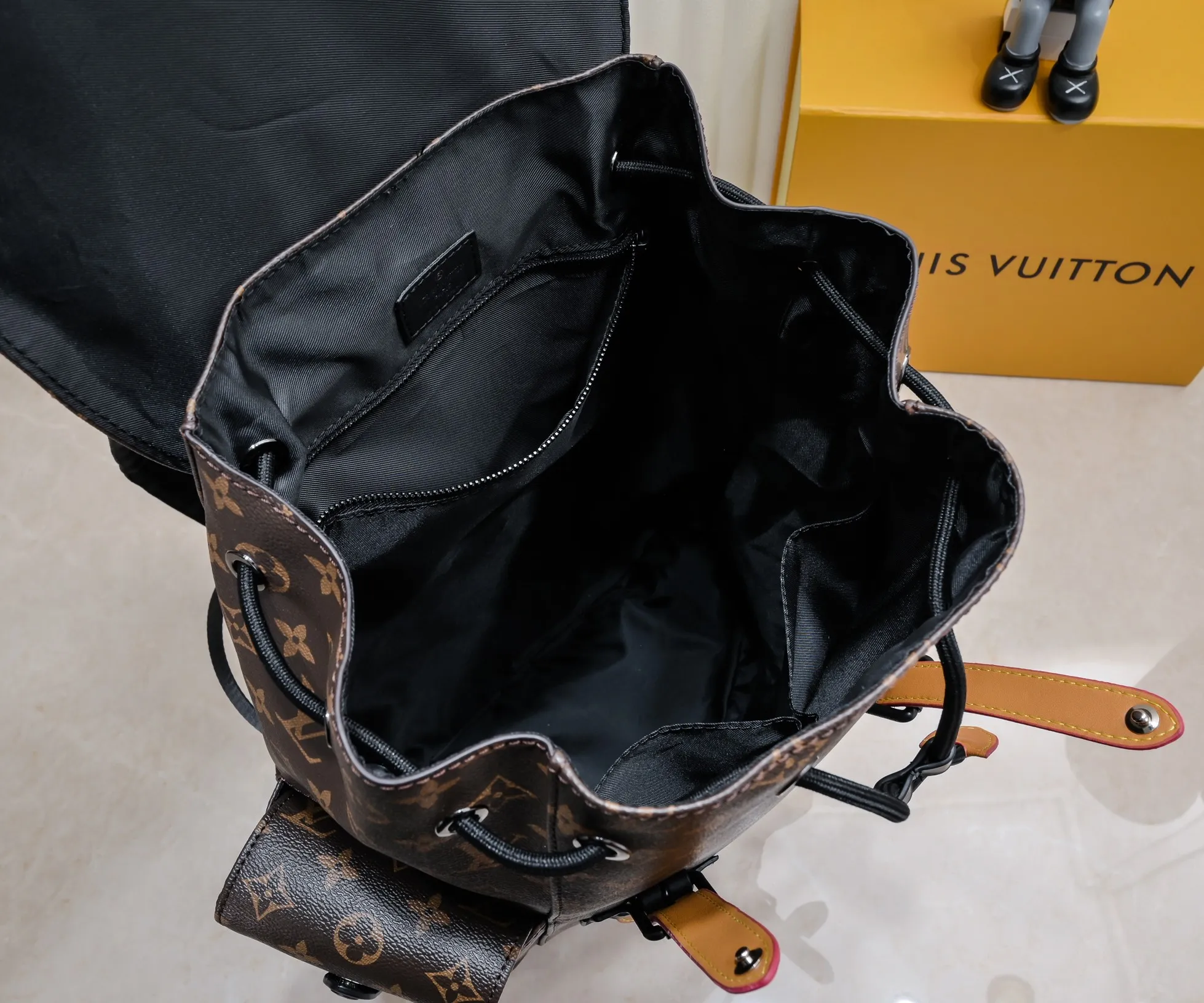 ¥460💰 Exclusive real shot-upgraded version ‼ ️M46699 This Christopher medium backpack combines Louis Vuitton's iconic design and materials, creating a dual classic that blends strong style and elegant style. Monogram Macassar canvas with cowhide trim and leather front strap, side pockets for extra storage, and adjustable shoulder straps for comfortable carrying. Size: 38.44.21