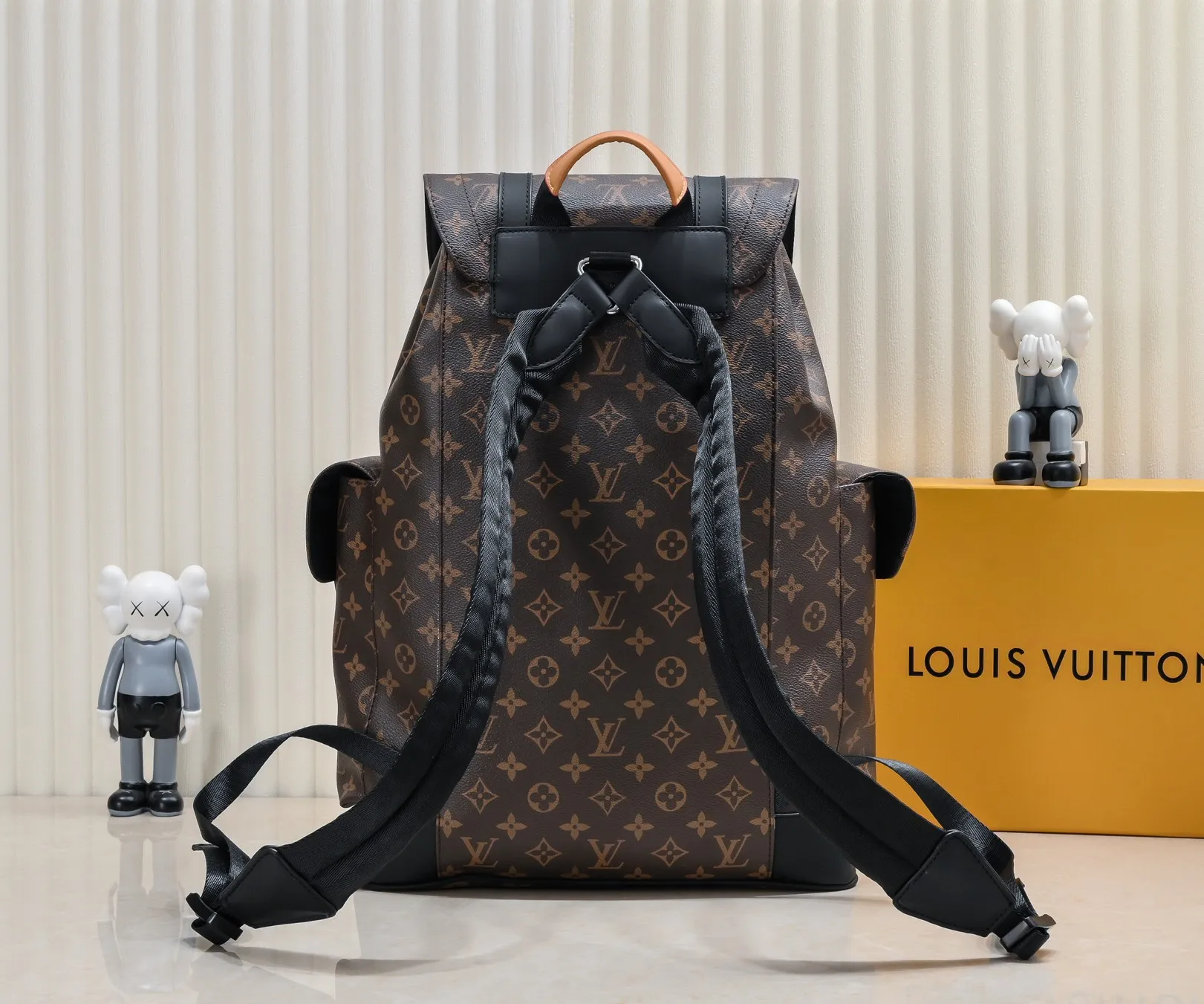 ¥460💰 Exclusive real shot-upgraded version ‼ ️M46699 This Christopher medium backpack combines Louis Vuitton's iconic design and materials, creating a dual classic that blends strong style and elegant style. Monogram Macassar canvas with cowhide trim and leather front strap, side pockets for extra storage, and adjustable shoulder straps for comfortable carrying. Size: 38.44.21