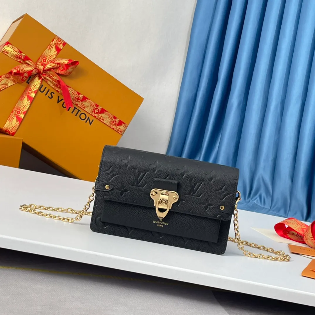 P680🇫🇷Overseas original single M67839 black exclusive real shot! This Vavin wallet is crafted from Monogram Empreinte leather and features a lock inspired by a Louis Vuitton trunk. The delicate embossed print complements the chain bag shape. The front pocket is printed with Louis Vuitton in English and can store a mobile phone. The inner pockets and compartments are easy to access items. Size: 19×12.5×4cm