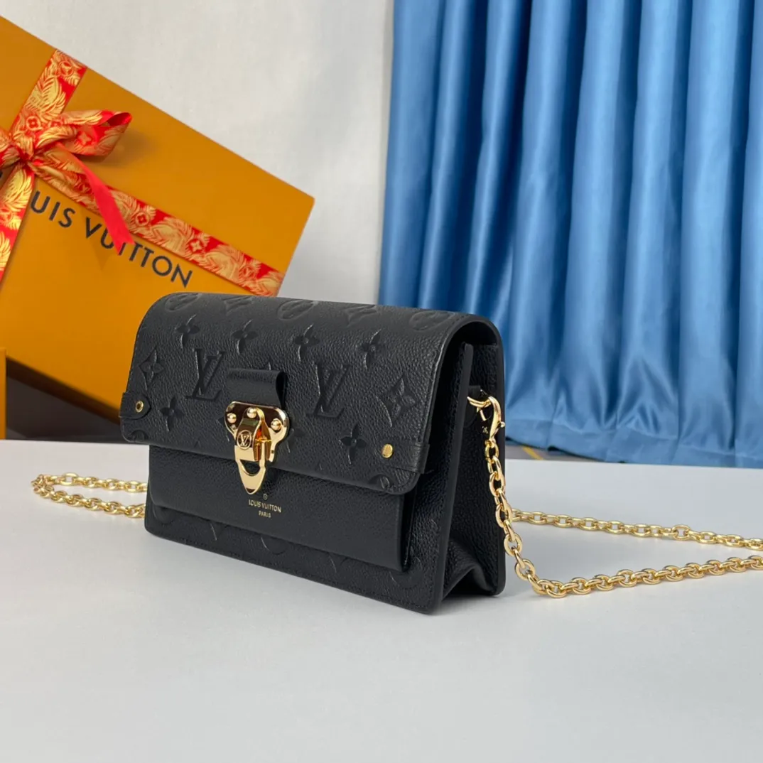 P680🇫🇷Overseas original single M67839 black exclusive real shot! This Vavin wallet is crafted from Monogram Empreinte leather and features a lock inspired by a Louis Vuitton trunk. The delicate embossed print complements the chain bag shape. The front pocket is printed with Louis Vuitton in English and can store a mobile phone. The inner pockets and compartments are easy to access items. Size: 19×12.5×4cm