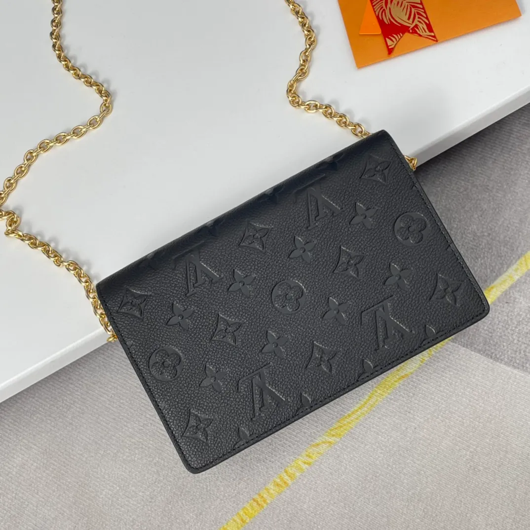 P680🇫🇷Overseas original single M67839 black exclusive real shot! This Vavin wallet is crafted from Monogram Empreinte leather and features a lock inspired by a Louis Vuitton trunk. The delicate embossed print complements the chain bag shape. The front pocket is printed with Louis Vuitton in English and can store a mobile phone. The inner pockets and compartments are easy to access items. Size: 19×12.5×4cm