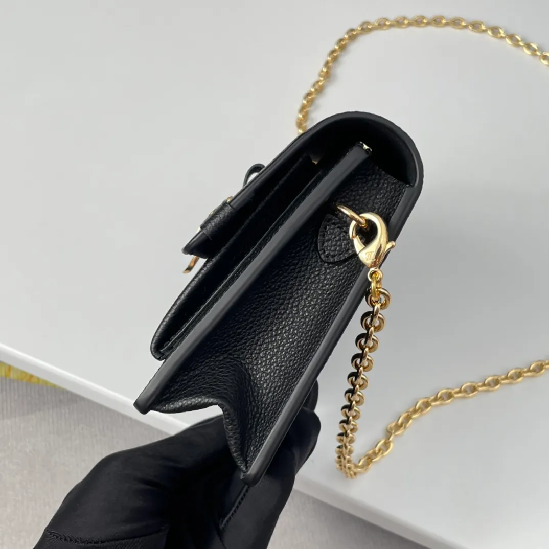 P680🇫🇷Overseas original single M67839 black exclusive real shot! This Vavin wallet is crafted from Monogram Empreinte leather and features a lock inspired by a Louis Vuitton trunk. The delicate embossed print complements the chain bag shape. The front pocket is printed with Louis Vuitton in English and can store a mobile phone. The inner pockets and compartments are easy to access items. Size: 19×12.5×4cm