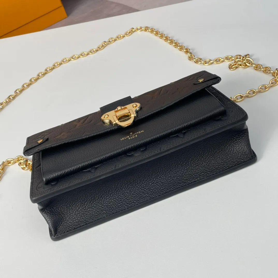 P680🇫🇷Overseas original single M67839 black exclusive real shot! This Vavin wallet is crafted from Monogram Empreinte leather and features a lock inspired by a Louis Vuitton trunk. The delicate embossed print complements the chain bag shape. The front pocket is printed with Louis Vuitton in English and can store a mobile phone. The inner pockets and compartments are easy to access items. Size: 19×12.5×4cm