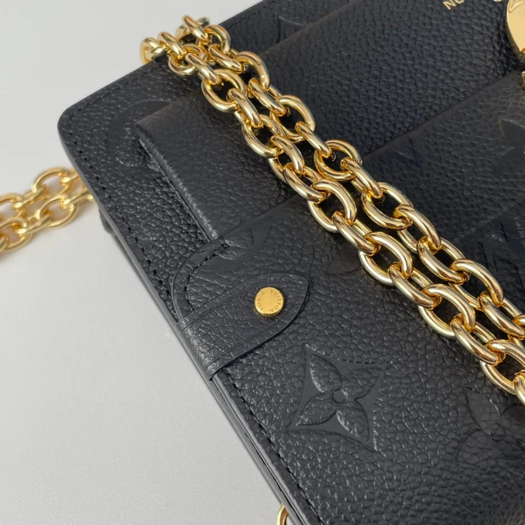 P680🇫🇷Overseas original single M67839 black exclusive real shot! This Vavin wallet is crafted from Monogram Empreinte leather and features a lock inspired by a Louis Vuitton trunk. The delicate embossed print complements the chain bag shape. The front pocket is printed with Louis Vuitton in English and can store a mobile phone. The inner pockets and compartments are easy to access items. Size: 19×12.5×4cm