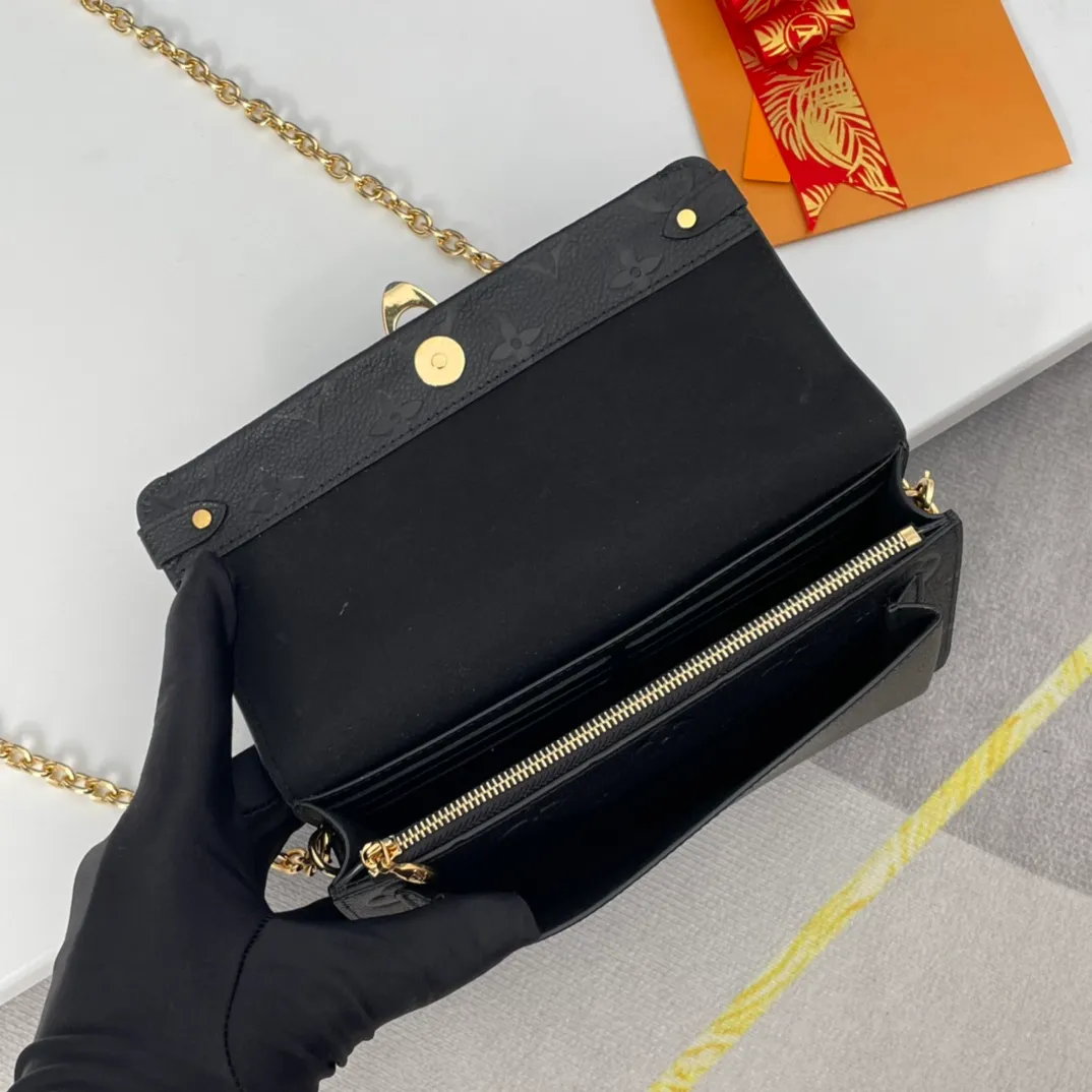 P680🇫🇷Overseas original single M67839 black exclusive real shot! This Vavin wallet is crafted from Monogram Empreinte leather and features a lock inspired by a Louis Vuitton trunk. The delicate embossed print complements the chain bag shape. The front pocket is printed with Louis Vuitton in English and can store a mobile phone. The inner pockets and compartments are easy to access items. Size: 19×12.5×4cm