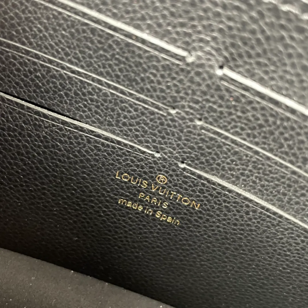 P680🇫🇷Overseas original single M67839 black exclusive real shot! This Vavin wallet is crafted from Monogram Empreinte leather and features a lock inspired by a Louis Vuitton trunk. The delicate embossed print complements the chain bag shape. The front pocket is printed with Louis Vuitton in English and can store a mobile phone. The inner pockets and compartments are easy to access items. Size: 19×12.5×4cm