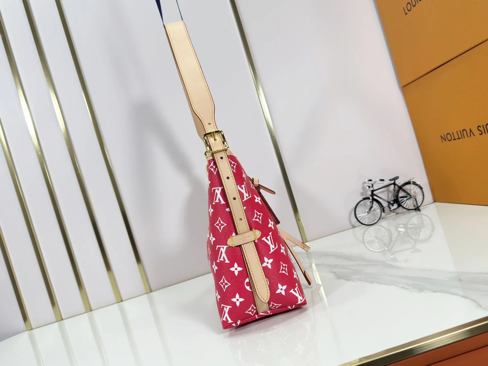 P280 upgraded original M24861 M25143 M46203 M46197 Colorful, legendary CarryAll medium handbag, with Monogram canvas and leather trimming to create a body-fitting design. There's a zipped pocket inside the ample space, and a detachable zipped clutch adds a functional element, with a buckle-adjustable handle. Small size: 29 x 24 x 12 cm,