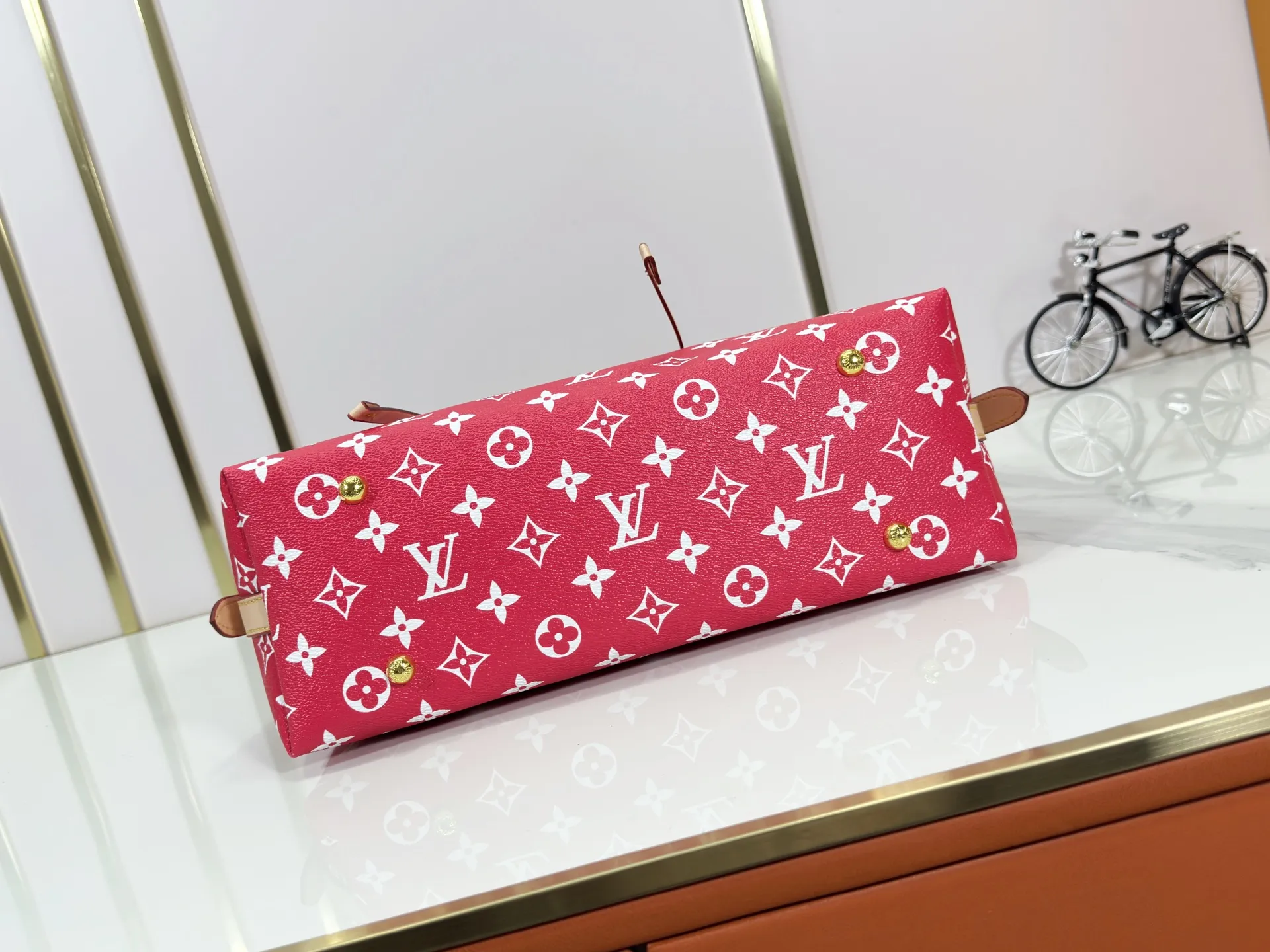 P280 upgraded original M24861 M25143 M46203 M46197 Colorful, legendary CarryAll medium handbag, with Monogram canvas and leather trimming to create a body-fitting design. There's a zipped pocket inside the ample space, and a detachable zipped clutch adds a functional element, with a buckle-adjustable handle. Small size: 29 x 24 x 12 cm,