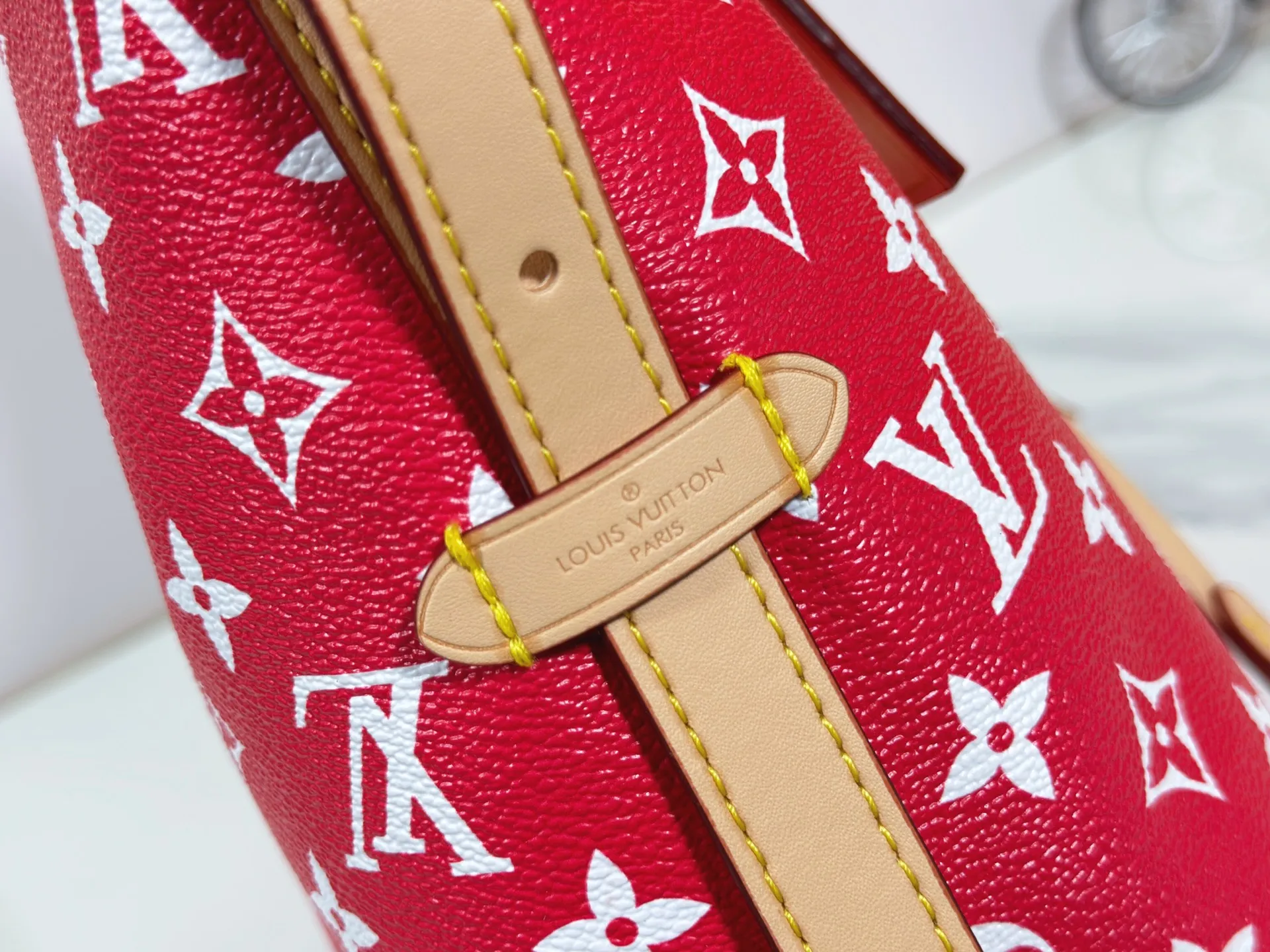 P280 upgraded original M24861 M25143 M46203 M46197 Colorful, legendary CarryAll medium handbag, with Monogram canvas and leather trimming to create a body-fitting design. There's a zipped pocket inside the ample space, and a detachable zipped clutch adds a functional element, with a buckle-adjustable handle. Small size: 29 x 24 x 12 cm,