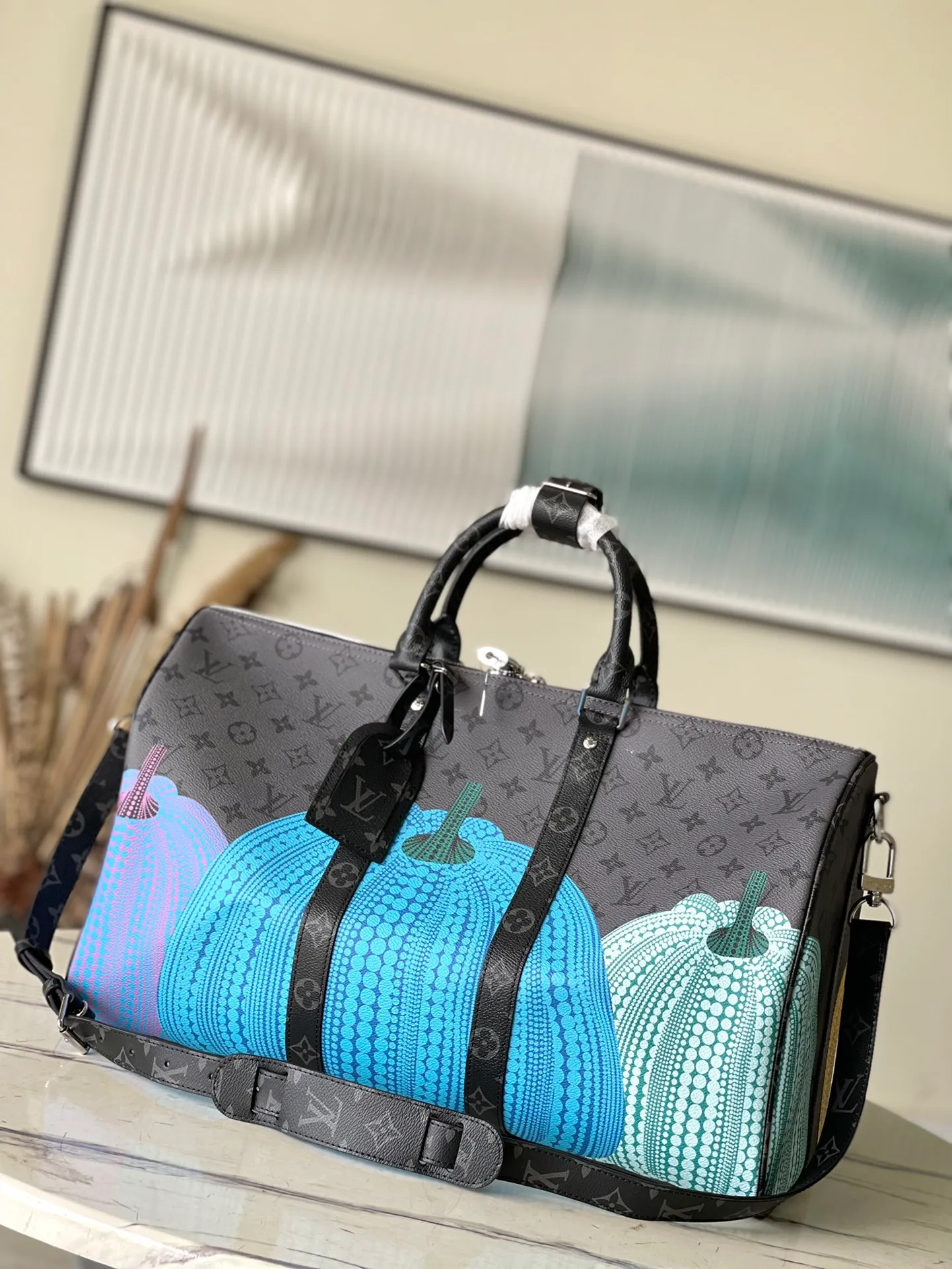 💰1160 Top Original M46441 x YK KEEPALL 45 Travel Bag Yayoi Kusama has been fond of depicting pumpkins since she was a child, a symbol of warmth and comfort. The psychedelic pumpkin pattern decorates the Monogram Eclipse Reverse canvas, which is another visual business card and a good collection choice. Size: 45*27*20 cm