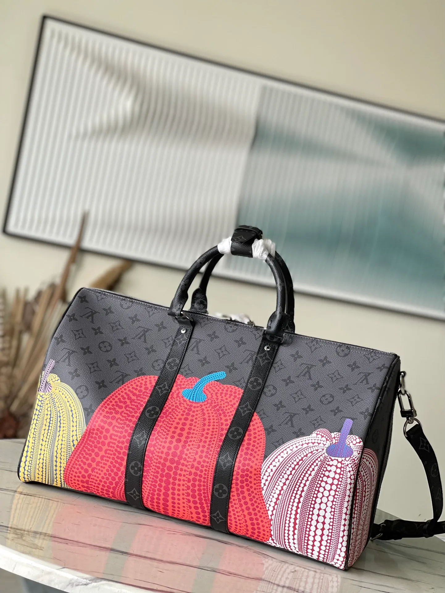 💰1160 Top Original M46441 x YK KEEPALL 45 Travel Bag Yayoi Kusama has been fond of depicting pumpkins since she was a child, a symbol of warmth and comfort. The psychedelic pumpkin pattern decorates the Monogram Eclipse Reverse canvas, which is another visual business card and a good collection choice. Size: 45*27*20 cm